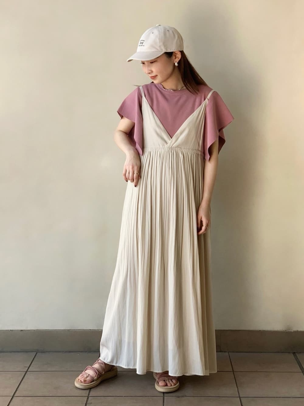 「カジュアル、休日スタイル、リラックススタイル、ロペピクニック、夏コーデ、低身長、ROPE' PICNIC(ROPE' PICNIC)、スポーツサンダル、キャミワンピ、おしゃれさんと繋がりたい」｜「ROPE' PICNICの【マシンウォッシャブル】フレア袖ニットプルオーバー（ニット/セーター、ピンク系）」を使った、まやさん（レディース・153cm）の夏コーディネートの1枚目の写真