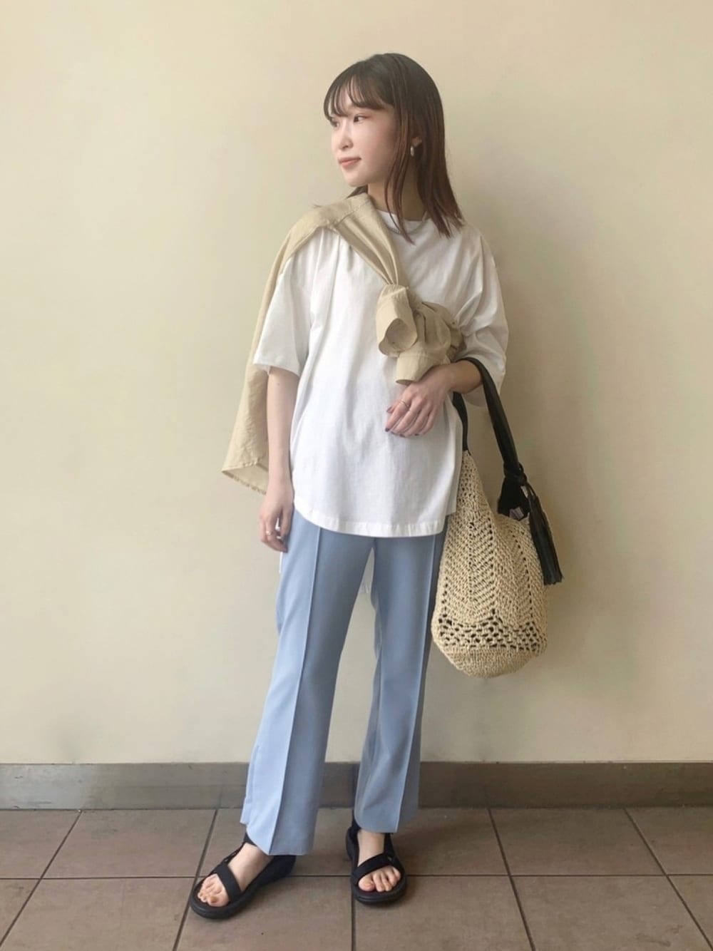 「カジュアル、カラーパンツ、休日スタイル、ロペピクニック、シアーシャツ、夏コーデ、低身長、ROPE' PICNIC(ROPE' PICNIC)、白Tシャツ、スポーツサンダル」｜「ROPE' PICNICの【ORGANIC COTTON】バックシャンTシャツ（Tシャツ/カットソー、ホワイト系）」を使った、まやさん（レディース・153cm）の夏コーディネートの1枚目の写真
