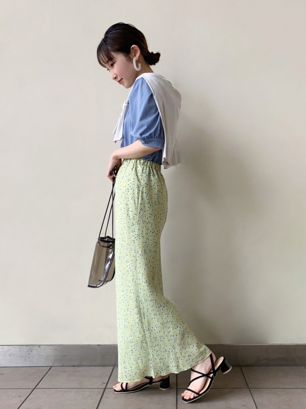 「カジュアル、休日スタイル、マーメイドスカート、ロペピクニック、夏コーデ、花柄スカート、低身長、ROPE' PICNIC(ROPE' PICNIC)、カラーコーデ、おしゃれさんと繋がりたい」｜「ROPE' PICNICの【UVケア・接触冷感】ゴールド釦クルーネックカーディガン（カーディガン/ボレロ、グレー系）」を使った、まやさん（レディース・153cm）の夏コーディネートの1枚目の写真