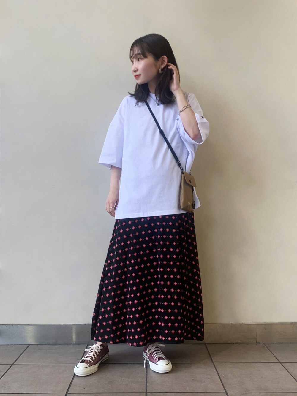 「スニーカー、コンバース、カジュアル、コラボ、休日スタイル、ロペピクニック、低身長、ROPE' PICNIC(ROPE' PICNIC)、白Tシャツ、キャミワンピ」｜「CONVERSEの【CONVERSE】コンバース バックシューズプリントTシャツ（Tシャツ/カットソー、ホワイト系）」を使った、まやさん（レディース・153cm）の夏コーディネートの1枚目の写真