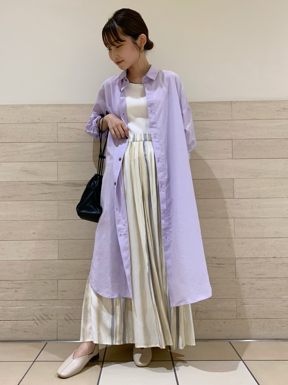 「ストライプ、大人カジュアル、ロングスカート、シャツワンピ、シンプルコーデ、ロペピクニック、楽チンコーデ、低身長、ROPE' PICNIC(ROPE' PICNIC)、秋先取りコーデ」｜「ROPE' PICNICの先染めストライプ＆無地ワッシャーオーバーサイズシャツワンピース（シャツワンピース、パープル系）」を使った、まやさん（レディース・153cm）の夏コーディネートの1枚目の写真