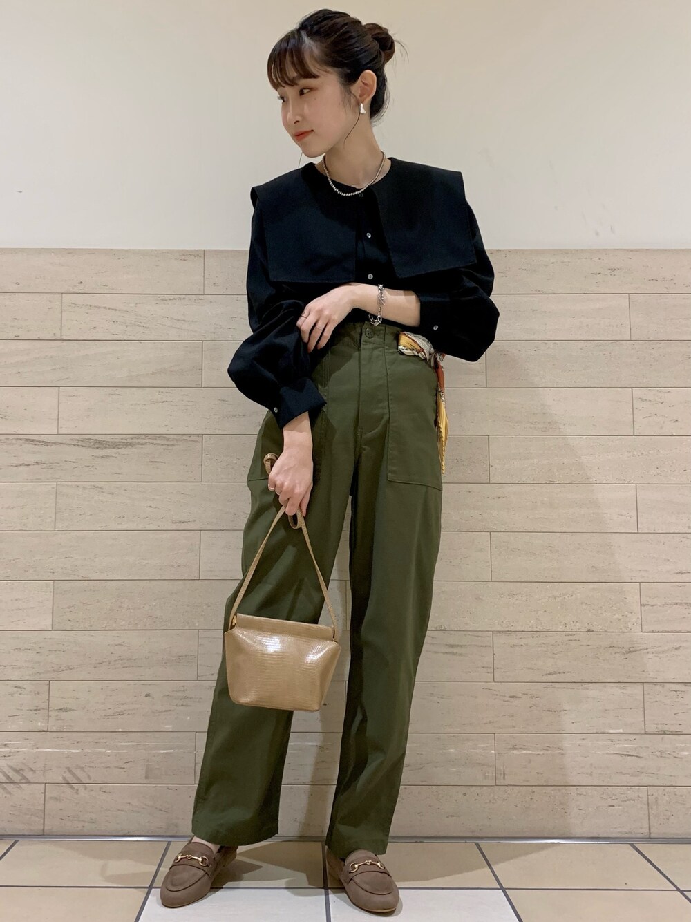 「ブラウス、カジュアル、カーゴパンツ、休日スタイル、プチプラ、セーラーカラー、低身長、ROPE' PICNIC(ROPE' PICNIC)、ビッグカラー、秋服準備はじめました」｜「ROPE' PICNICの【リンクコーデ】セーラーカラーブラウス（シャツ/ブラウス、ブラック系）」を使った、まやさん（レディース・153cm）の秋コーディネートの1枚目の写真