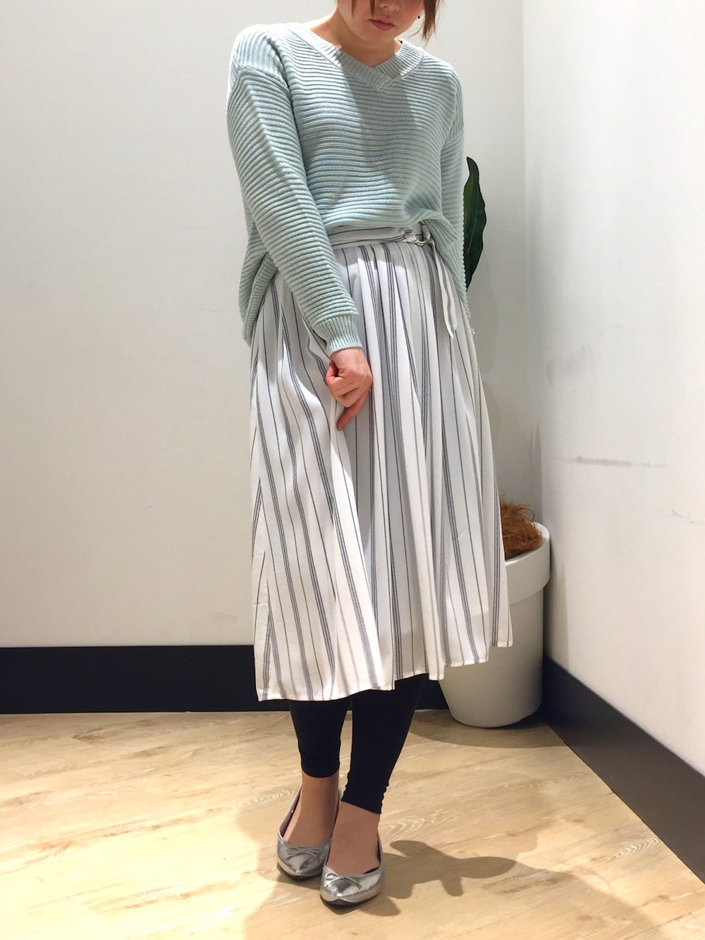 「オトナカジュアル、春コーデ、カジュアル、大人カジュアル、outfit、ニット、ミントグリーン、ミモレ丈スカート、ホワイト」｜「a.v.vの【WEB限定サイズ】ヘリンボーンストライプスカート（スカート、ホワイト系）」を使った、hanakoさん（レディース・158cm）の冬コーディネートの1枚目の写真