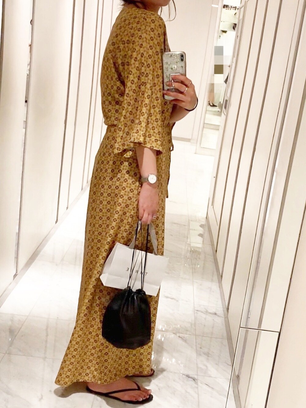 その他のワンピース/ドレス、ブラック系のハンドバッグ、ブラック系のサンダルを着用したレディースの夏コーディネートの1枚目の写真