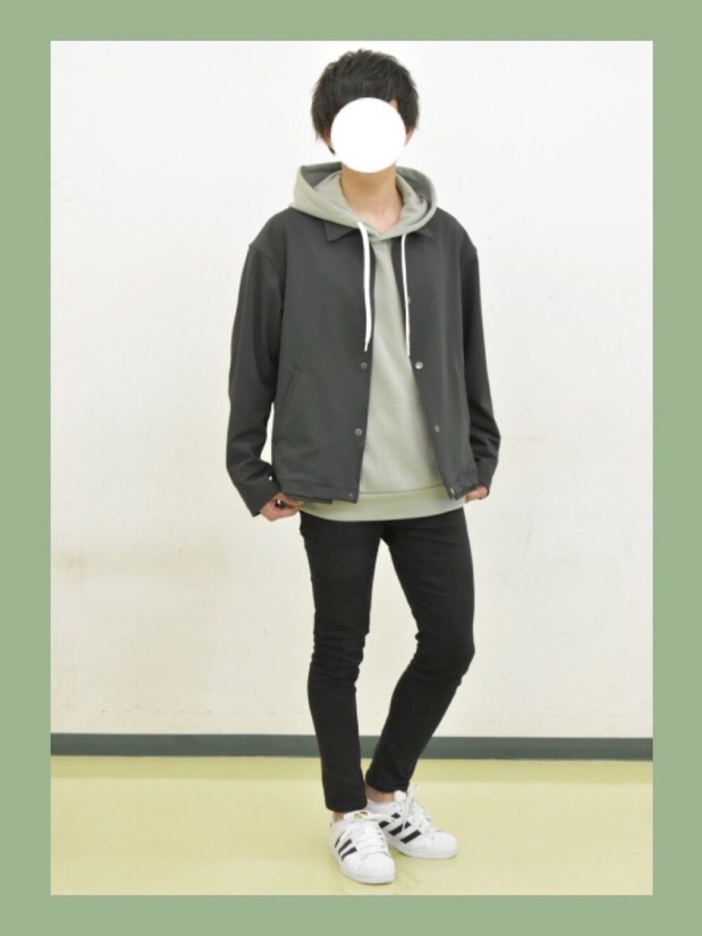 ブラック系のブルゾン、グリーン系のパーカー、ブラック系のその他パンツを着用したメンズの春コーディネートの1枚目の写真