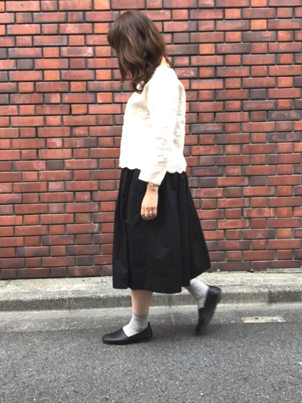 「シンプル、カジュアルコーデ、春コーデ、モノトーン、黒、きれいめカジュアル、レース、あしながおじさん、おしゃれさんと繋がりたい、ラクチンコーデ」｜「BEARDSLEYのアイテム（シャツ/ブラウス、ホワイト系）」を使った、ECスタッフ１さん（レディース・159cm）の春コーディネートの1枚目の写真