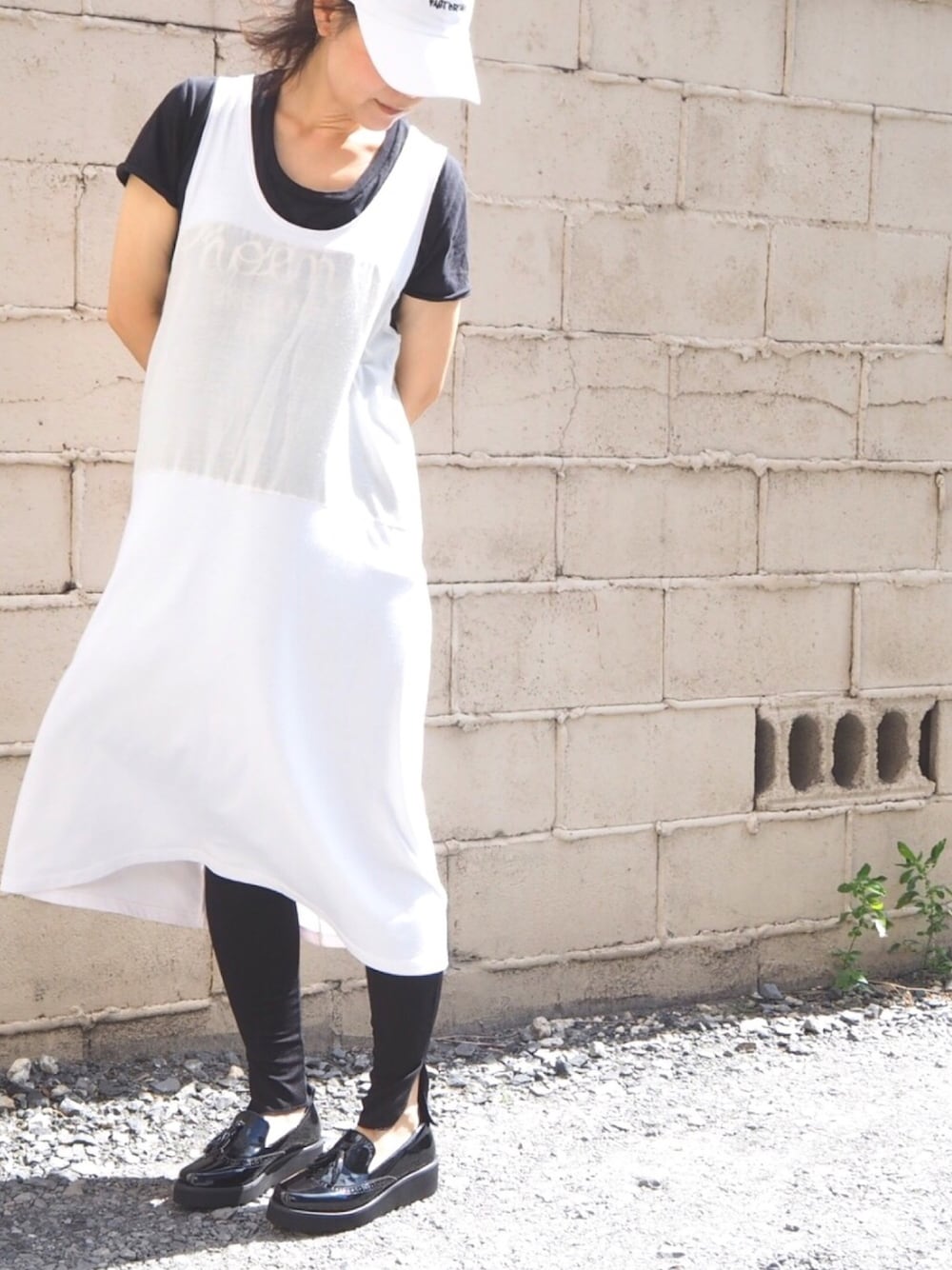 「大人カジュアル、カジュアルコーデ、秋のコーデ、ブラック、シンプルコーデ、モノトーン、ロゴT、大人コーデ、outfit、秋服準備はじめました」｜「SPALDINGのアイテム（キャップ、ホワイト系）」を使った、ECスタッフ１さん（レディース・159cm）の秋コーディネートの1枚目の写真