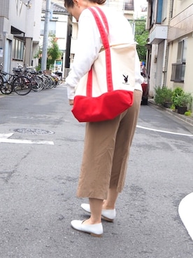 「アイテム（トートバッグ、レッド系）」を使った、ECスタッフ１さん（レディース・159cm）の春コーディネート