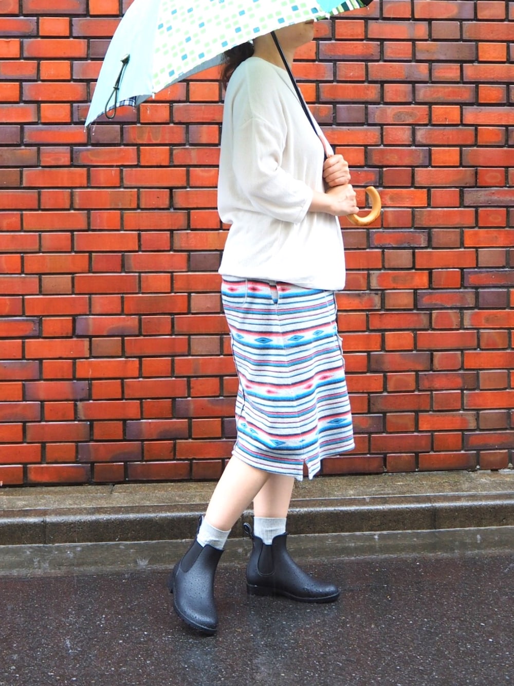 「大人カジュアル、シンプル、カジュアル、雨の日コーデ、レインブーツ、スカート、エスニック、ワッフル、ootd、サーマル」｜「BEAMS HEARTのアイテム（スカート、その他）」を使った、ECスタッフ１さん（レディース・159cm）の春コーディネートの1枚目の写真