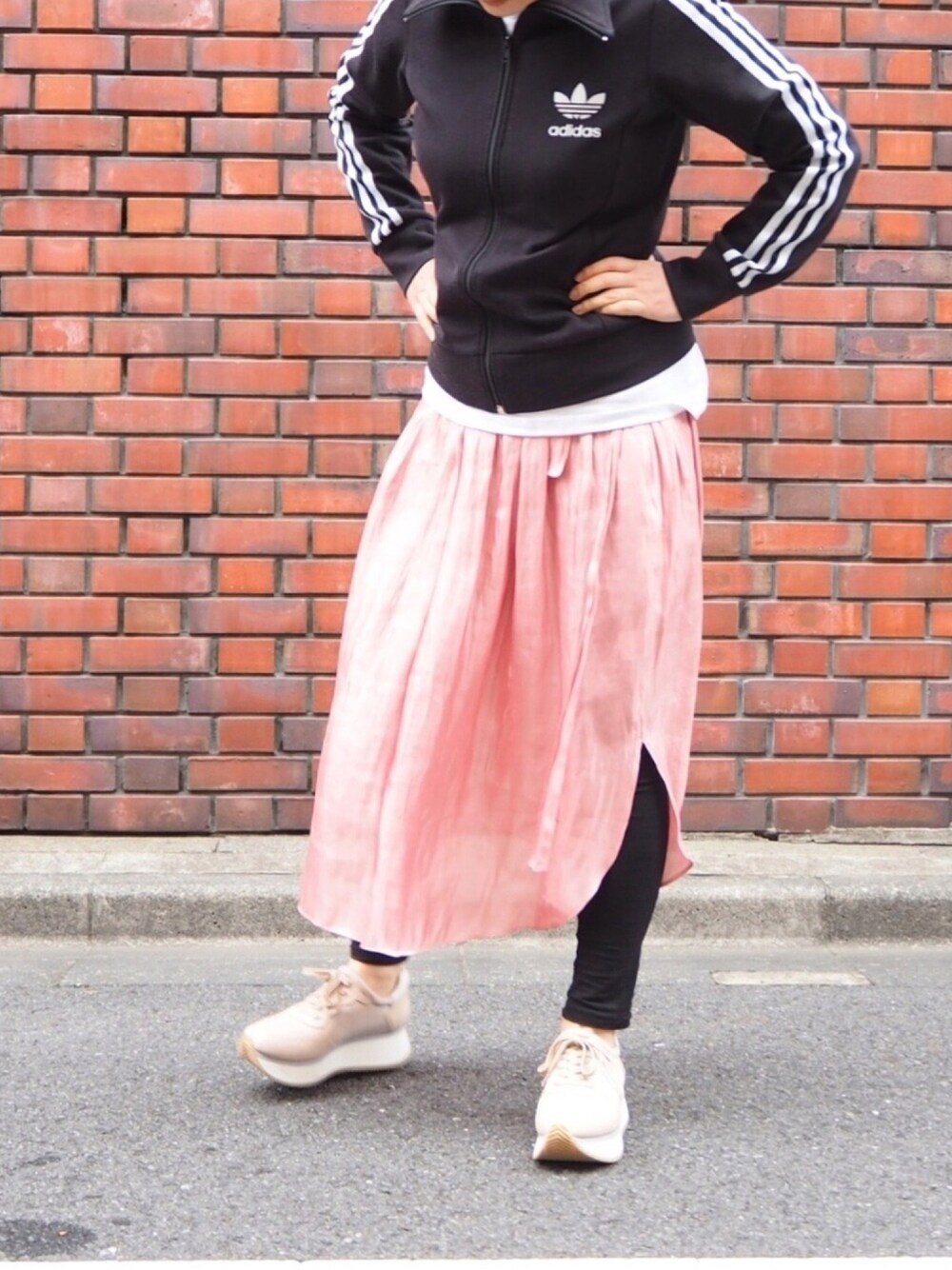 「カジュアル、スポーツミックス、大人カジュアル、ベージュ、ootd、ピンク、黒、スニーカー、白Tシャツ、シンプル」｜「adidasのアイテム（ジャージ、ブラック系）」を使った、ECスタッフ１さん（レディース・159cm）の春コーディネートの1枚目の写真