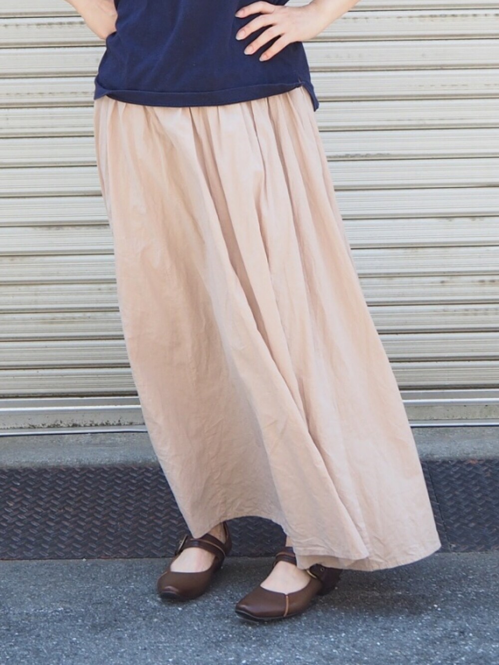 「夏コーデ、カジュアルコーデ、オトナカジュアル、秋のコーデ、ブラウン、きれいめカジュアル、ootd、ロングスカート、ベージュ、ストラップシューズ」｜「MERLOTのアイテム（スカート、ベージュ系）」を使った、ECスタッフ１さん（レディース・159cm）の夏コーディネートの1枚目の写真