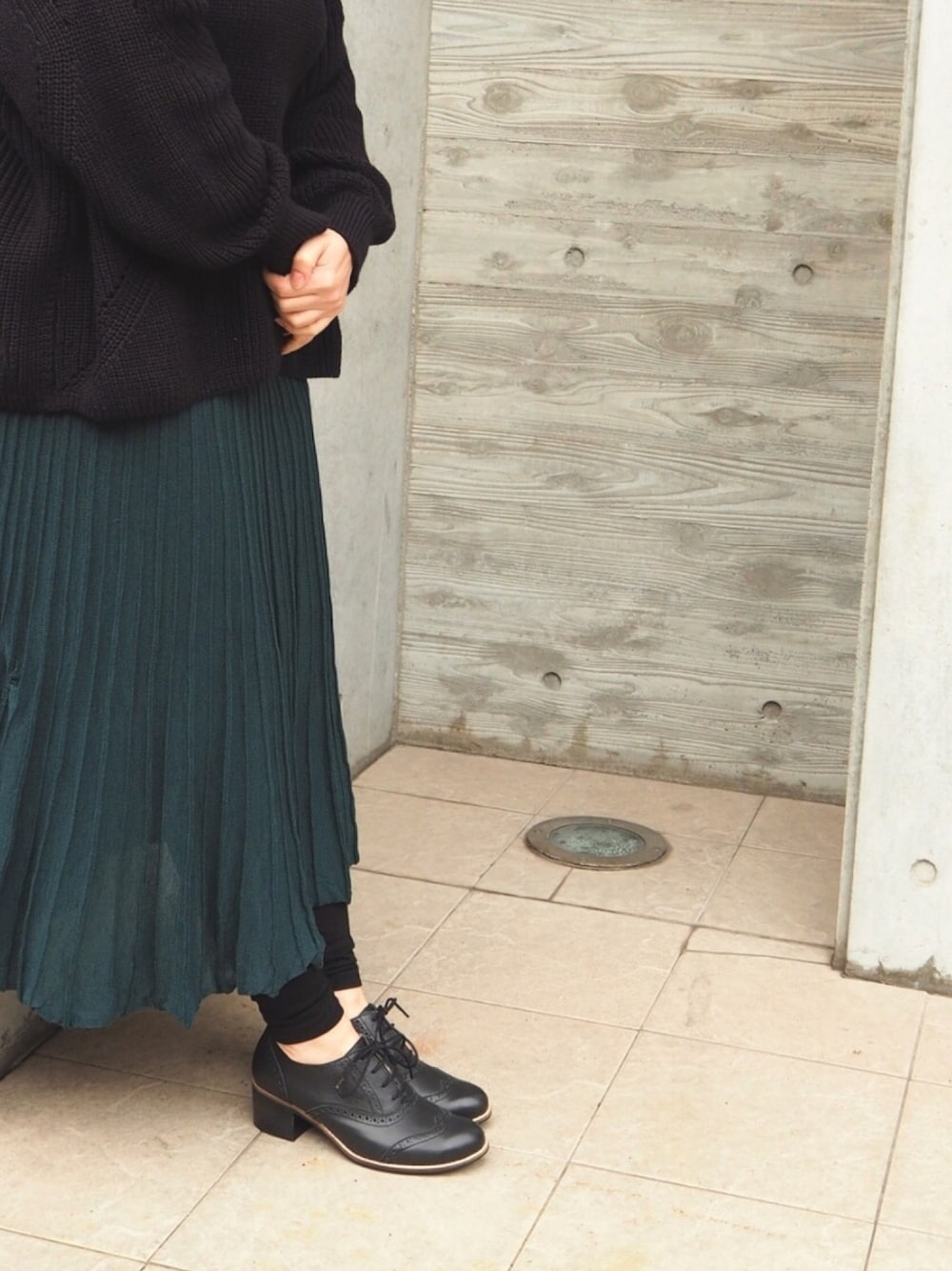 「カジュアル、オトナカジュアル、ニットコーデ、冬コーデ、きれいめカジュアル、黒、プリーツスカート、ootd、レースアップシューズ、年末WEAR感謝祭」｜「ZARAのアイテム（ニット/セーター、ブラック系）」を使った、ECスタッフ１さん（レディース・159cm）の冬コーディネートの1枚目の写真