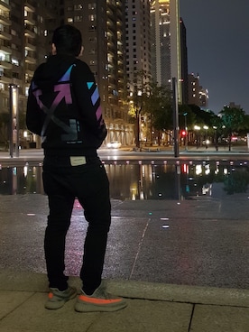 「off white（オフホワイト）のアイテム（その他アウター）」を使った、崔亞臣さん（メンズ・174cm）の冬コーディネート