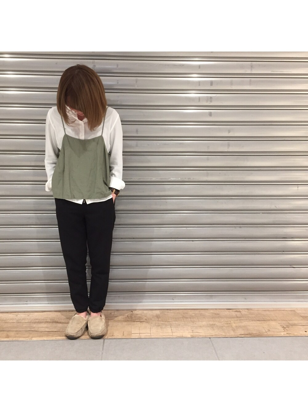 「ラフ、カジュアルコーデ、キャミソール、ニコアンド、UGG、UNIQLO、はるコーデ」｜「UNIQLOのWOMEN レーヨンエアリーブラウス（長袖）（シャツ/ブラウス、ホワイト系）」を使った、integral.さん（レディース・156cm）の春コーディネートの1枚目の写真