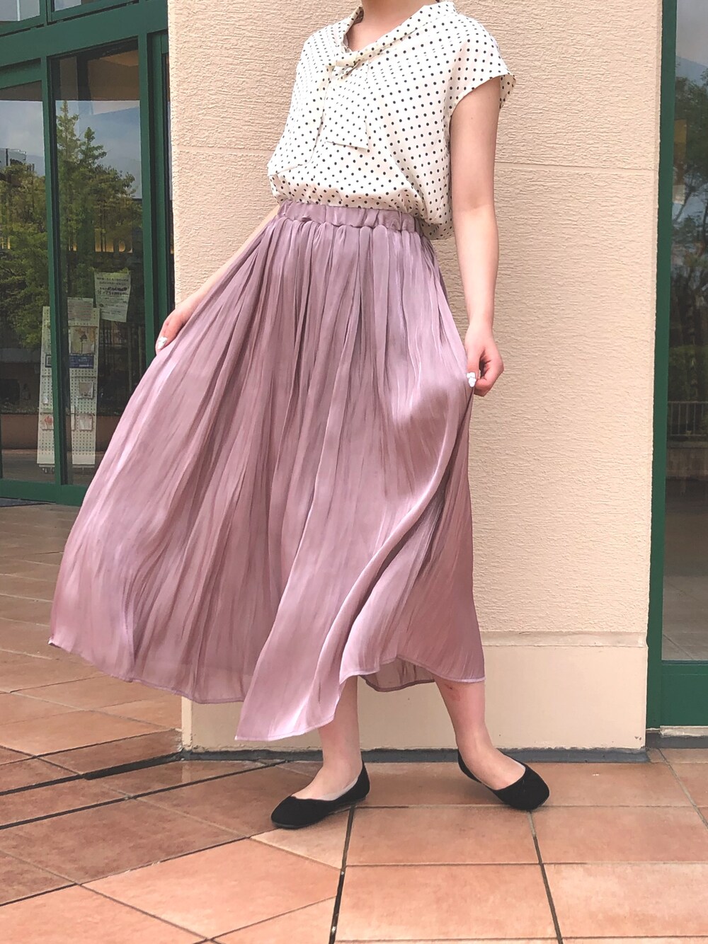 「piccin、PICCINPRIMA、ootd、大人かわいい、キレイめ、ボウタイ、サテンプリーツスカート、おしゃれさんと繋がりたい」｜「PICCINのドットボウタイブラウス（シャツ/ブラウス、ホワイト系）」を使った、PICCIN  百道浜店さん（レディース・158cm）の夏コーディネートの1枚目の写真