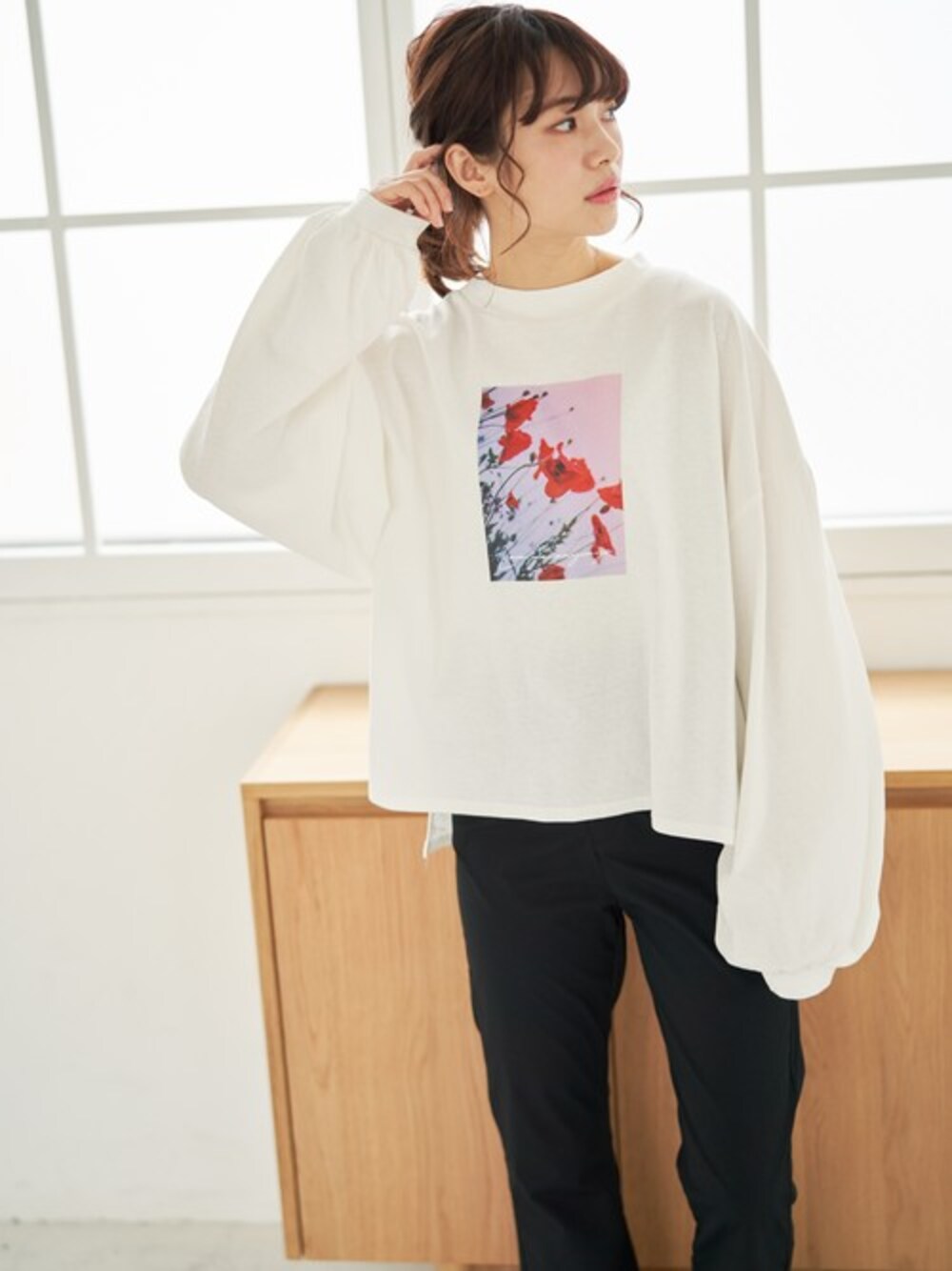 ホワイト系のTシャツ/カットソー、ブラック系のその他パンツを着用したレディースの春コーディネートの1枚目の写真