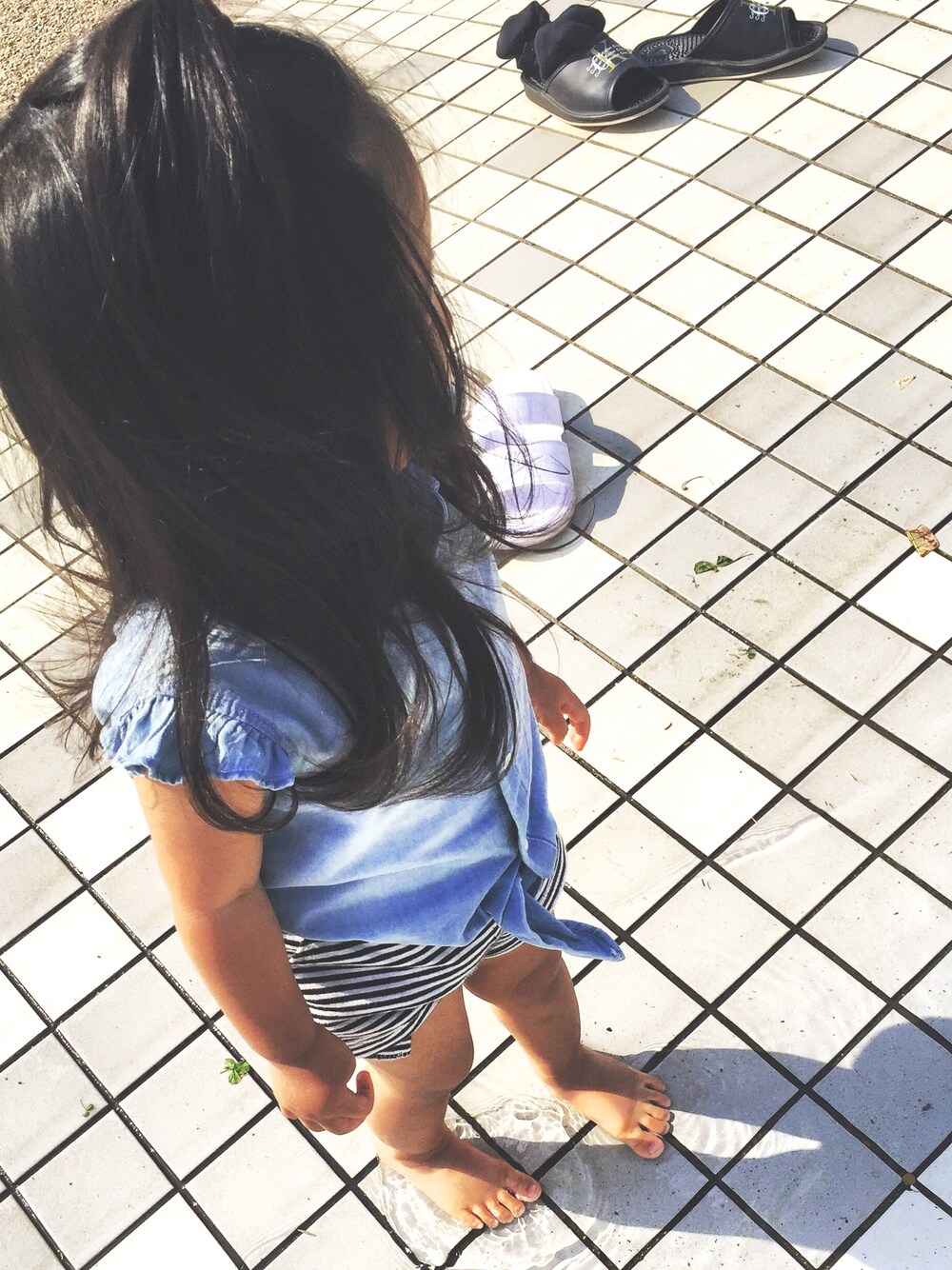 「シンプルコーデ、夏、プチプラ、ナイキサンダル、ナイキ」｜「H&Mのアイテム（シャツ/ブラウス、ブルー系）」を使った、きゃなりーぴょむぴょむさん（キッズ・80cm）の春コーディネートの1枚目の写真
