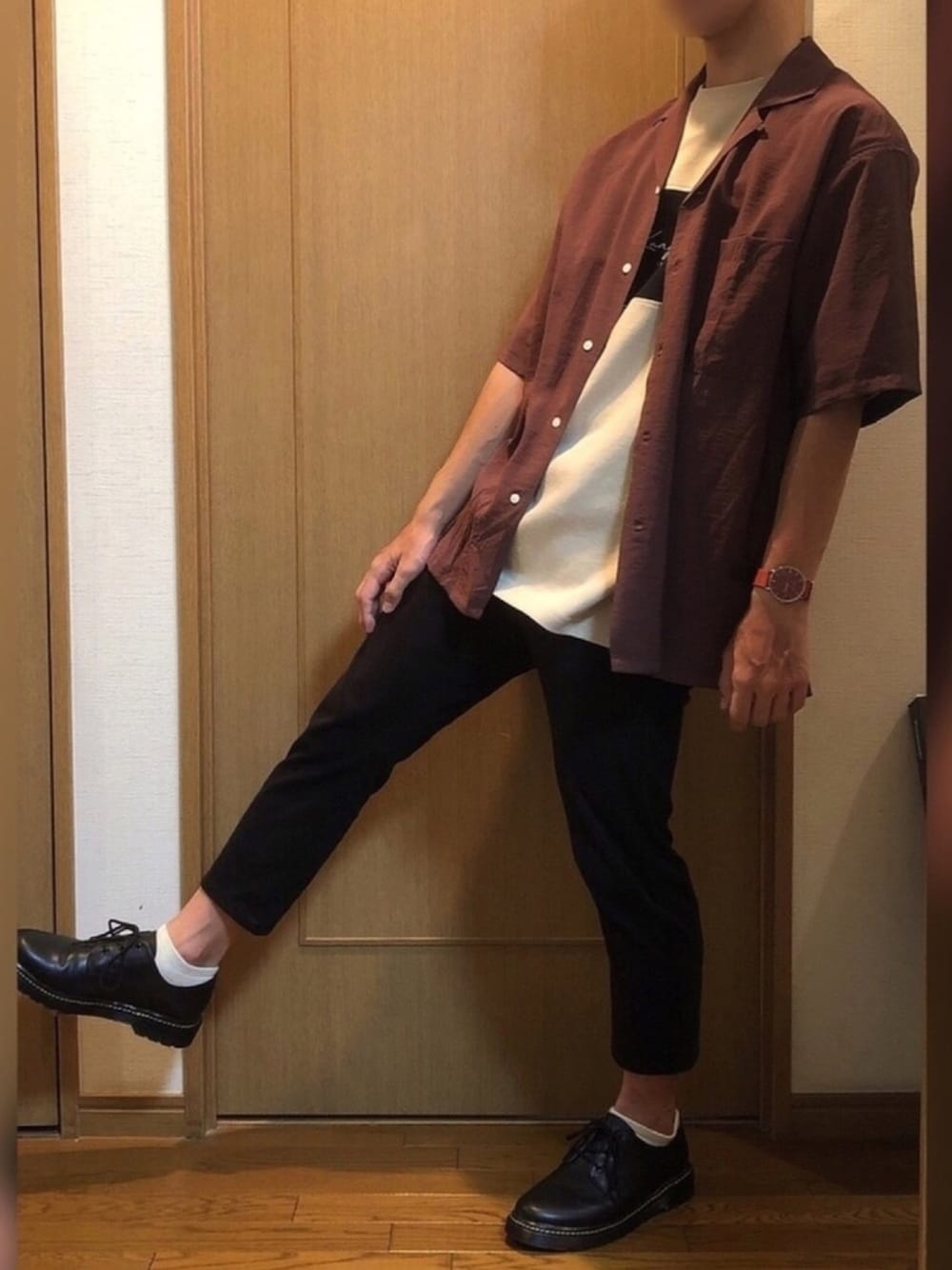 ブラウン系のシャツ/ブラウス、ベージュ系のTシャツ/カットソー、ブラック系のパンツを着用したメンズの春コーディネートの1枚目の写真