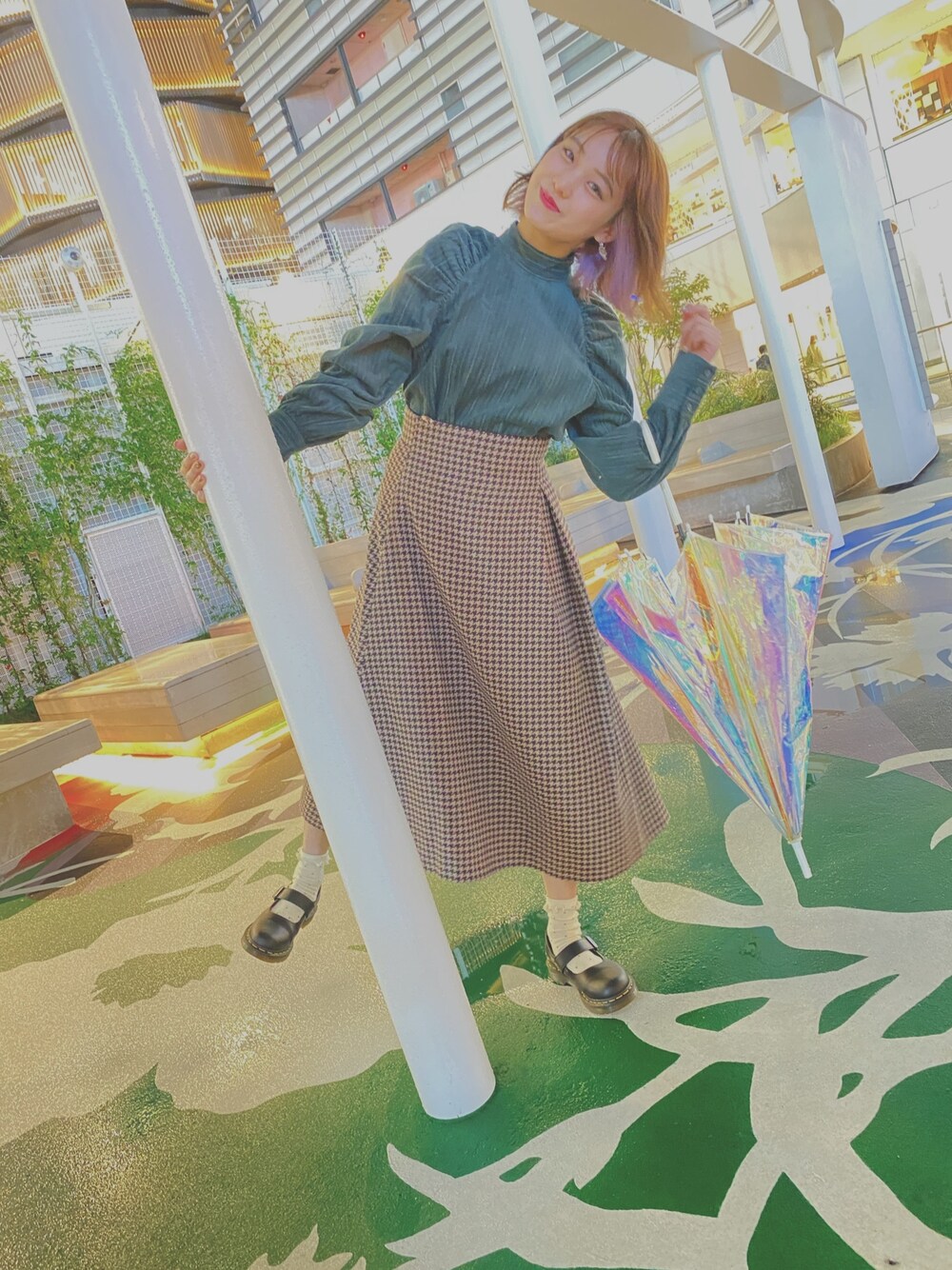 「雨の日コーデ、たまにはこんな感じ、instagramフォローお願いします」｜「MOUSSYのアイテム（スカート、ブラウン系）」を使った、ANNAさん（レディース・157cm）の春コーディネートの1枚目の写真