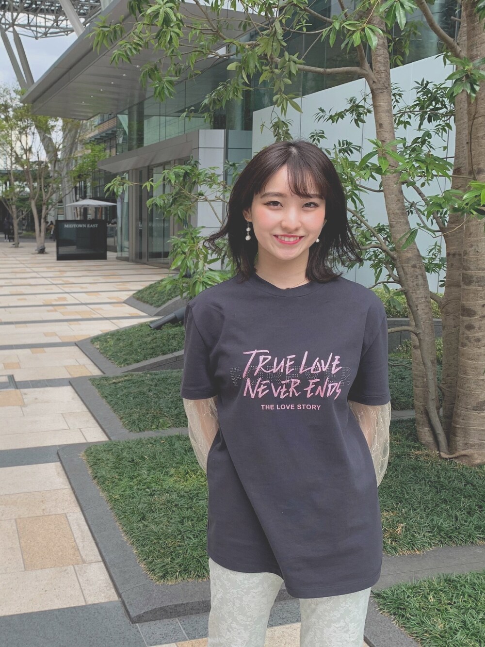「風の日おめでとう、youtube、春コーデ、レース、フレアパンツ、大人カジュアル」｜「d'zzitのアイテム（Tシャツ/カットソー、ブラック系）」を使った、ANNAさん（レディース・157cm）の春コーディネートの1枚目の写真