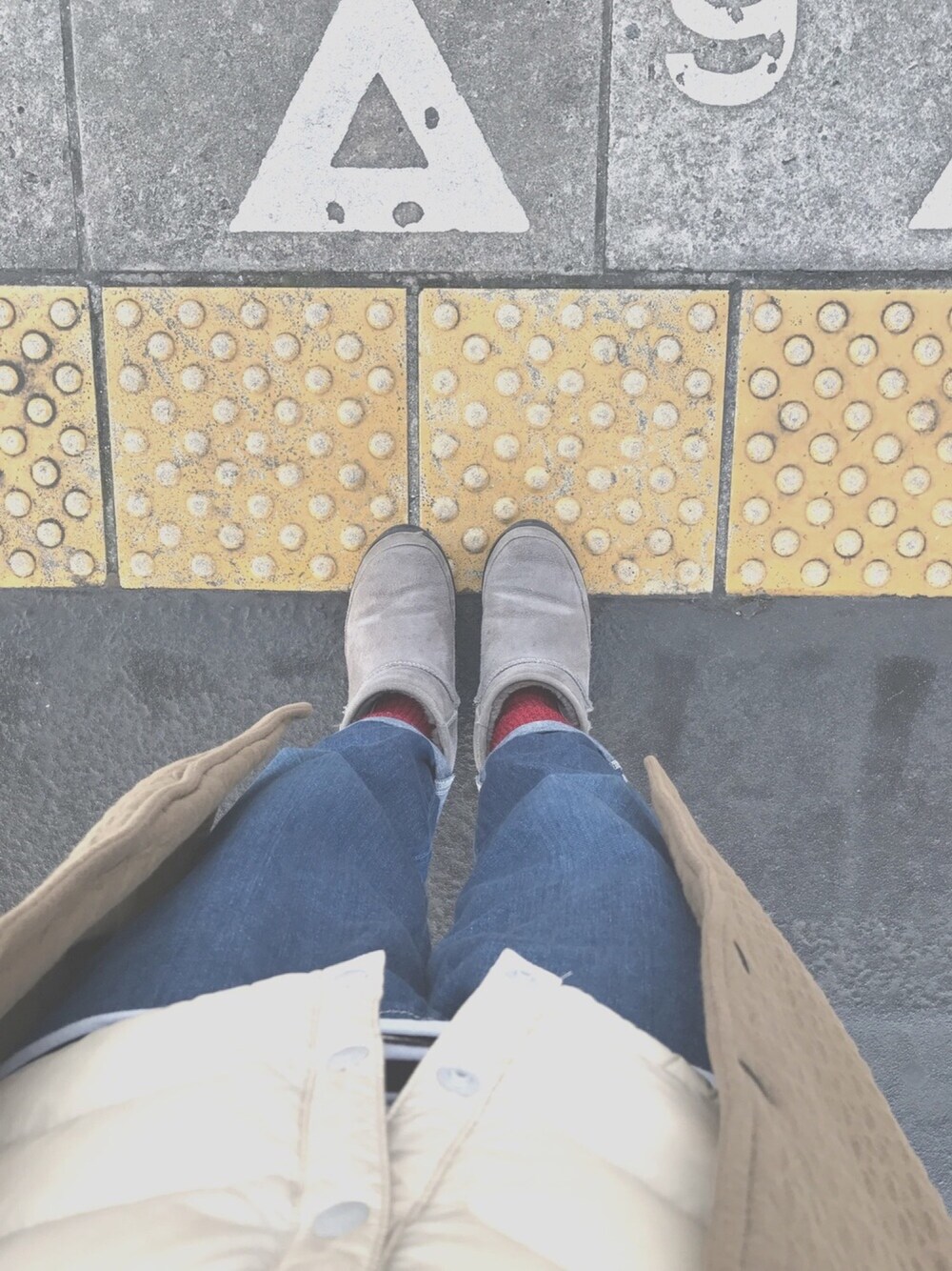 「MinnetonkaのMINNETONKA（ミネトンカ） / シープスキン ショートムートンブーツ SHEEPSKIN SPECIAL SHORT PUG BOOT（ブーツ、グレー系）」を使った、O*shiRin.and.Sou*さん（レディース・154cm）の冬コーディネートの1枚目の写真