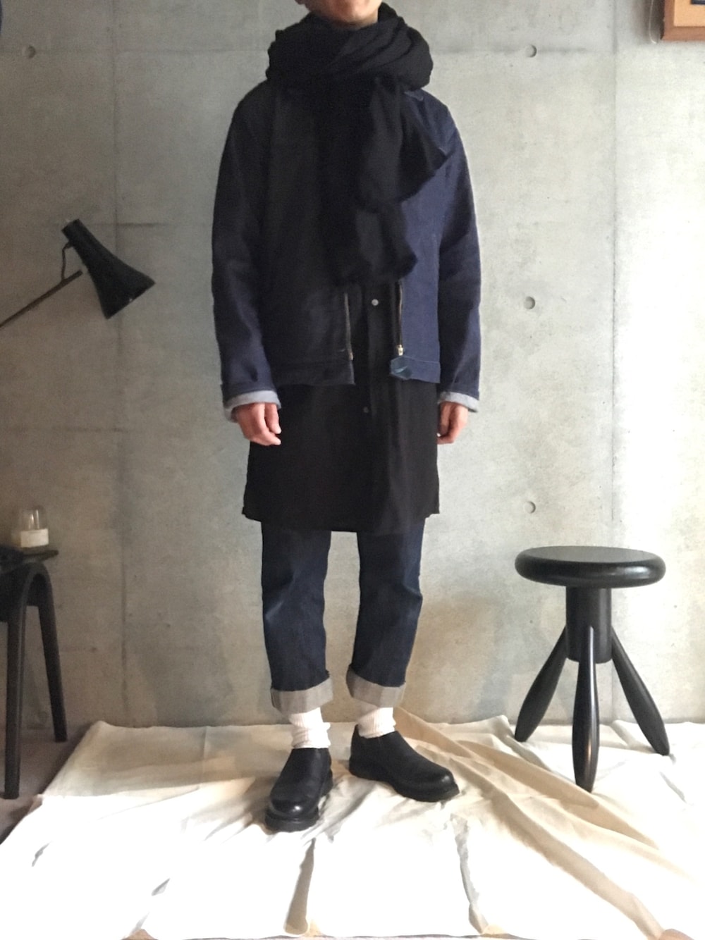 「デニムジャケット、デニム、おしゃれさんと繋がりたい、パラブーツ」｜「ROBERT GELLERのアイテム（ストール/ショール、ブラック系）」を使った、Sさん（メンズ・169cm）の春コーディネートの1枚目の写真