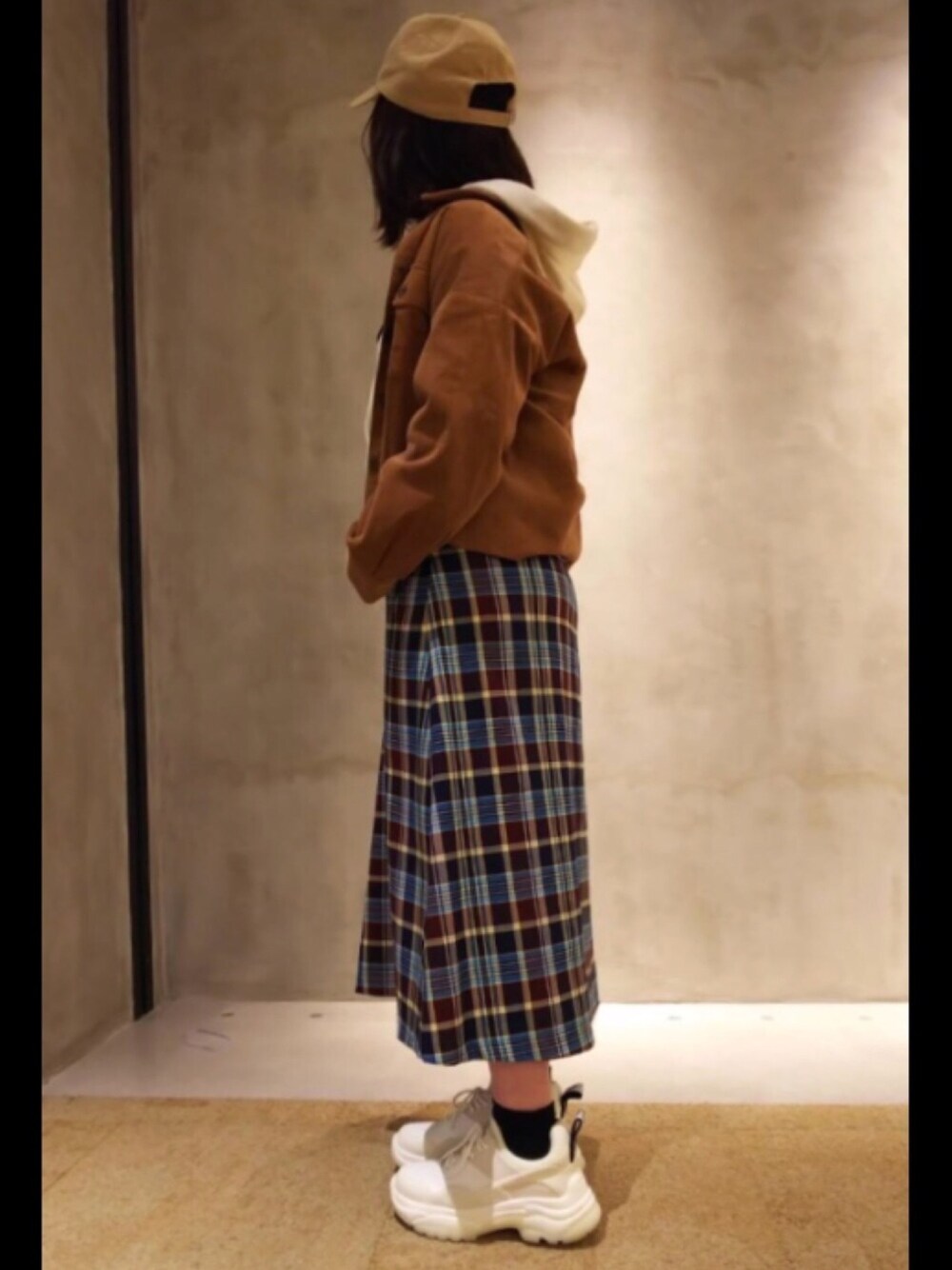 「やっぱりストリートが好き、ナイスクラップ、INGNI、ローリーズファーム(LOWRYS FARM)、snidel、スニーカー、キャップ、フーディー、チェックスカート、パーカー」｜「LOWRYS FARMのベーシックＣＡＰ　810362（キャップ、ベージュ系）」を使った、ぴょこさん（レディース・155cm）の秋コーディネートの1枚目の写真