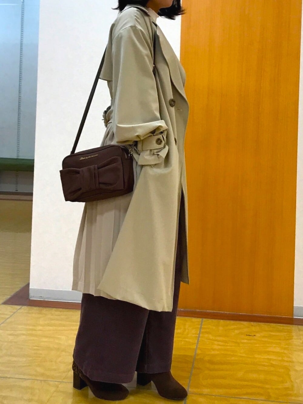 「トレンチコート、ワイドパンツ、ブーツ、冬コーデ、秋コーデ、シンプル」｜「INGNIのバックプリーツトレンチコート（トレンチコート、ベージュ系）」を使った、ぴょこさん（レディース・155cm）の秋コーディネートの1枚目の写真