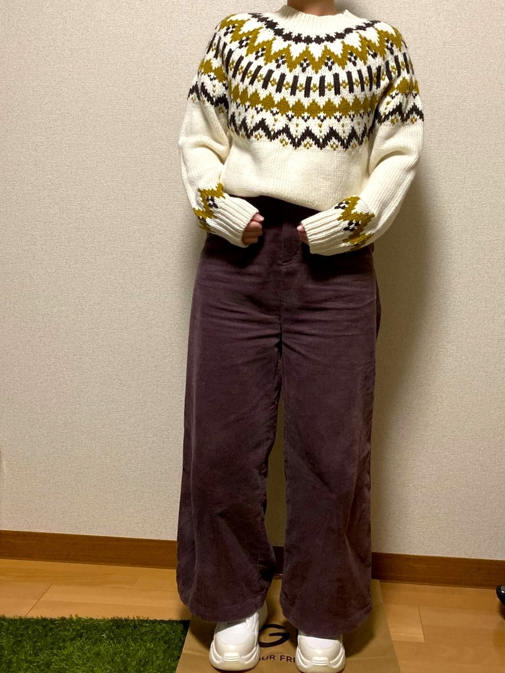 「冬のコーデ、シンプル、カジュアルコーデ、フェアアイル、フェアアイルセーター、GU、ワイドパンツ、スニーカー、オトナカジュアル、プチプラ」｜「GUのフェアアイルセーター（ニット/セーター、ホワイト系）」を使った、ぴょこさん（レディース・155cm）の秋コーディネートの1枚目の写真