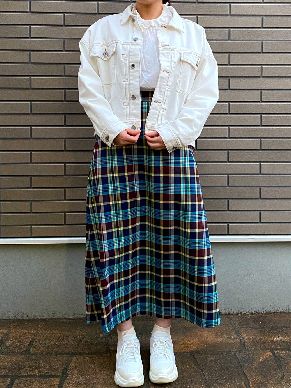 「春コーデ、シンプルコーデ、白スニーカー、ViS、snidel、白ブラウス、白デニムジャケット、デニムジャケット、カジュアル、チェックスカート」｜「VISのルーズGジャン（ブルゾン、ホワイト系）」を使った、ぴょこさん（レディース・155cm）の春コーディネートの1枚目の写真