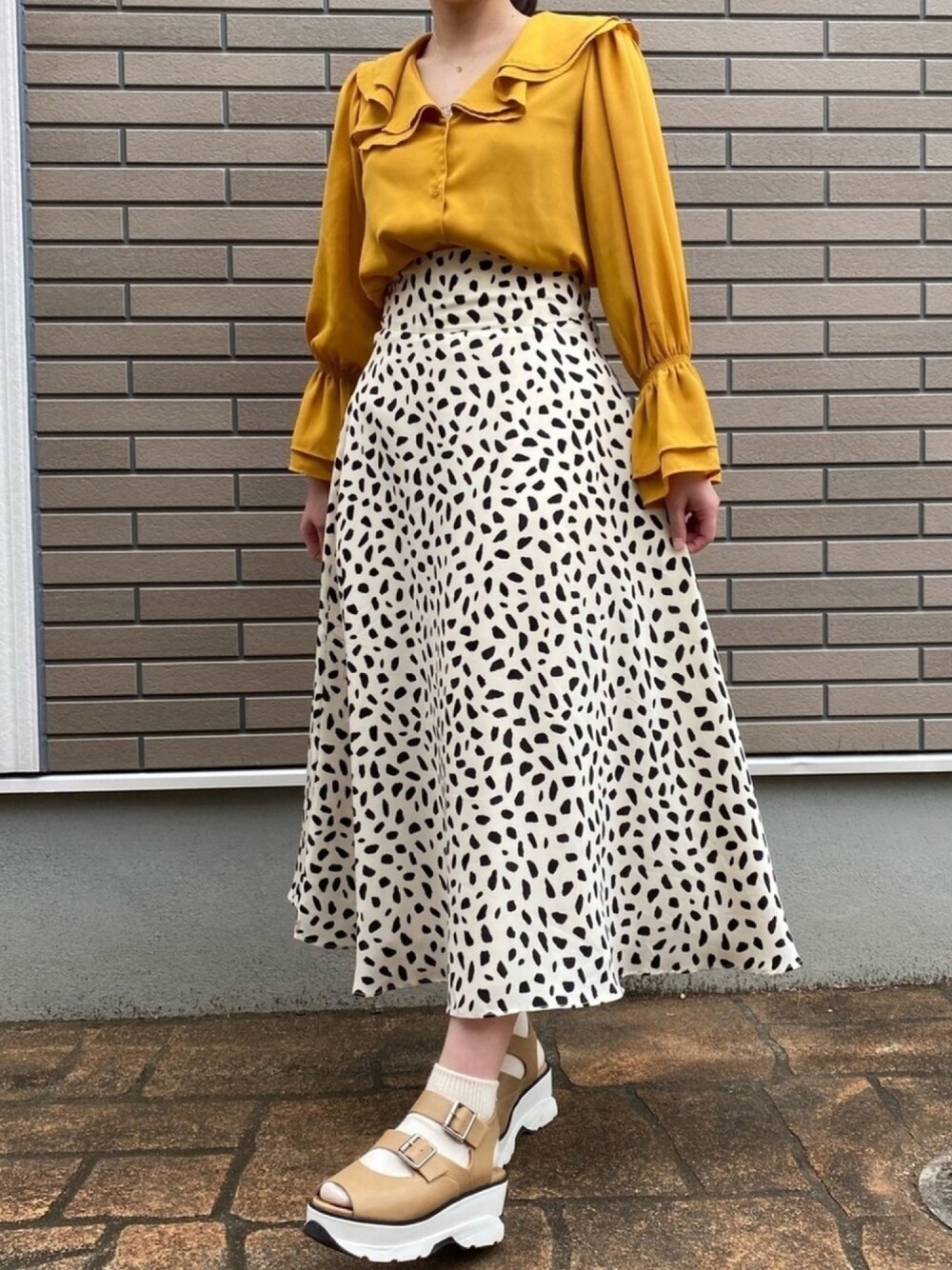 「スナイデル、春夏コーデ、ロイヤルパーティー、ローリーズファーム(LOWRYS FARM)、スニーカーサンダル、黄色、カジュアル、デート、ダルメシアン柄、サンダルに靴下」｜「LOWRYS FARMのワイドカラーブラウス　804857（シャツ/ブラウス、イエロー系）」を使った、ぴょこさん（レディース・155cm）の春コーディネートの1枚目の写真