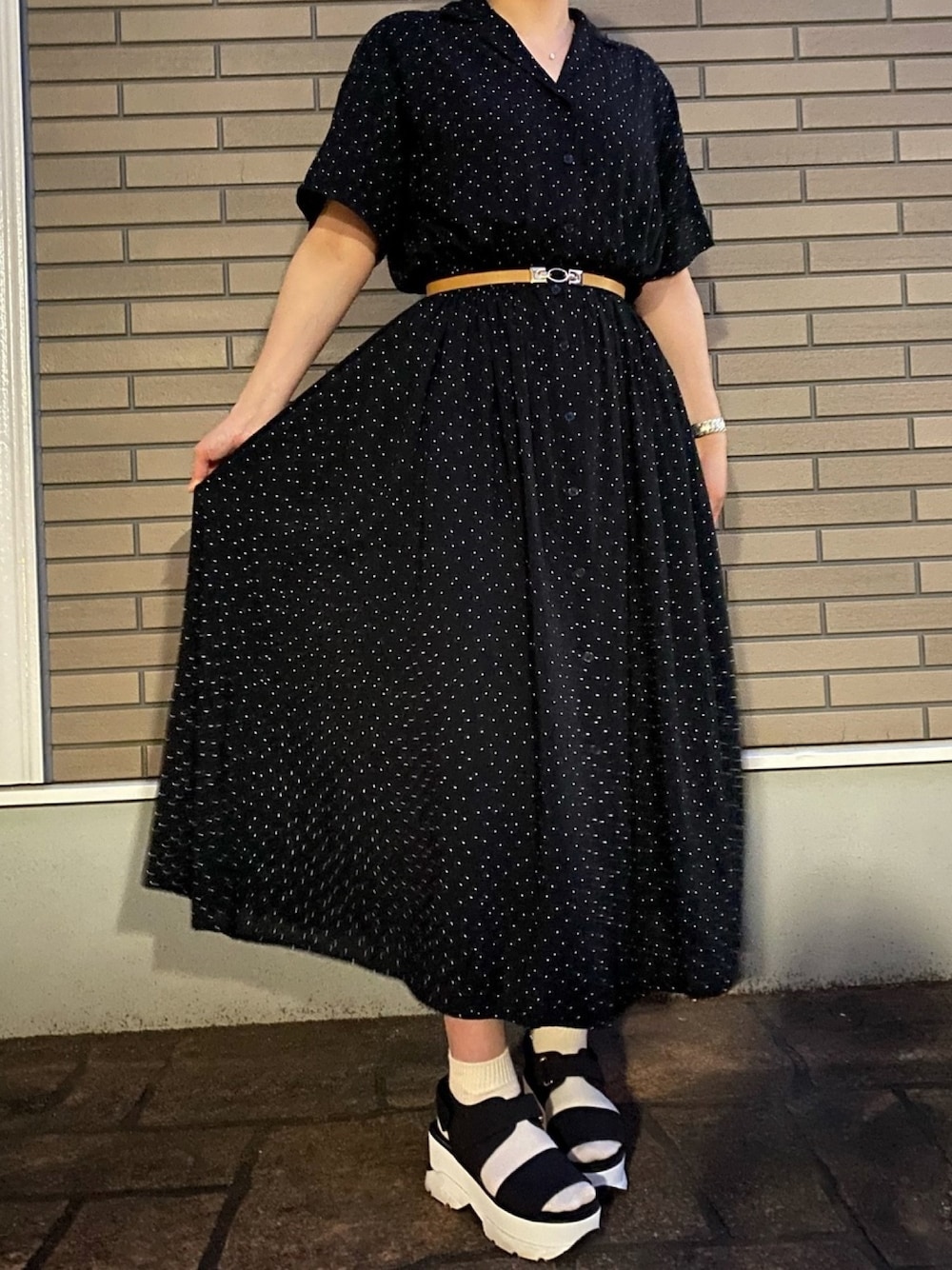 「スニーカー×靴下、ローリーズファーム(LOWRYS FARM)、スナイデル、シャツワンピ、ドット、スニーカーソールサンダル、夏コーデ、靴下屋、半袖ワンピース、ベルト」｜「LOWRYS FARMのカイキンシャツワンピ／ＳＳ　834633（ワンピース、その他）」を使った、ぴょこさん（レディース・155cm）の春コーディネートの1枚目の写真