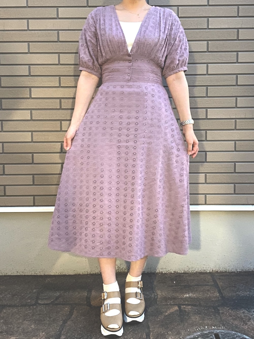 「ワンピース、ラベンダー、夏コーデ、wcloset、snidel、サンダル×靴下、デートコーデ、低身長コーデ、大人ガーリー、パープル」｜「w closetのスワトー刺繍後ろリボンシャーリングワンピース（ワンピース、パープル系）」を使った、ぴょこさん（レディース・155cm）の夏コーディネートの1枚目の写真