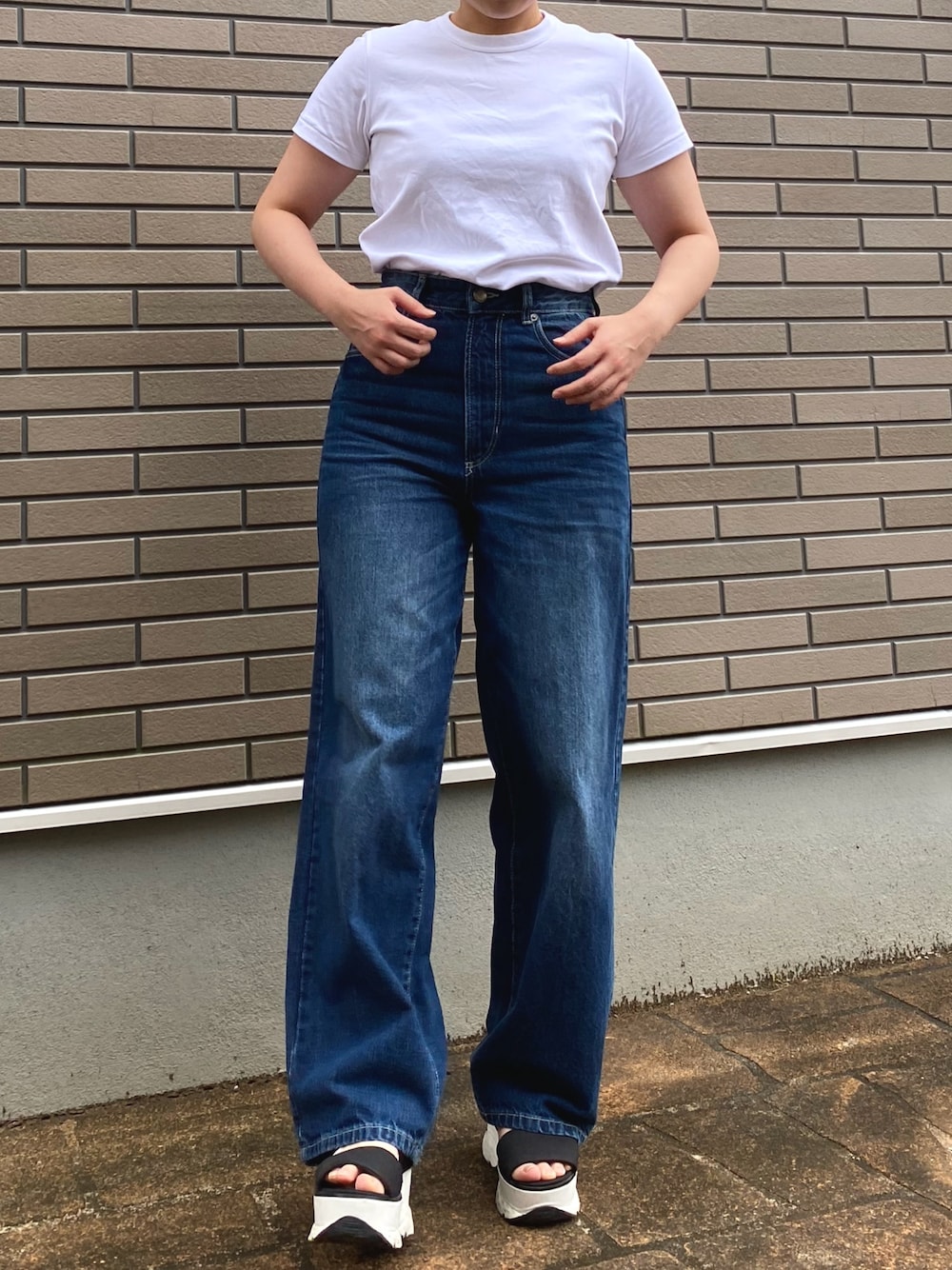 「夏だ！Tシャツ着よう！、Tシャツ、UNIQLO、デニム、夏デニム、デニム×サンダル、シンプル、あかのれん、夏コーデ、白Tシャツ」｜「UNIQLOのクルーネックT（半袖）（Tシャツ/カットソー、ホワイト系）」を使った、ぴょこさん（レディース・155cm）の夏コーディネートの1枚目の写真