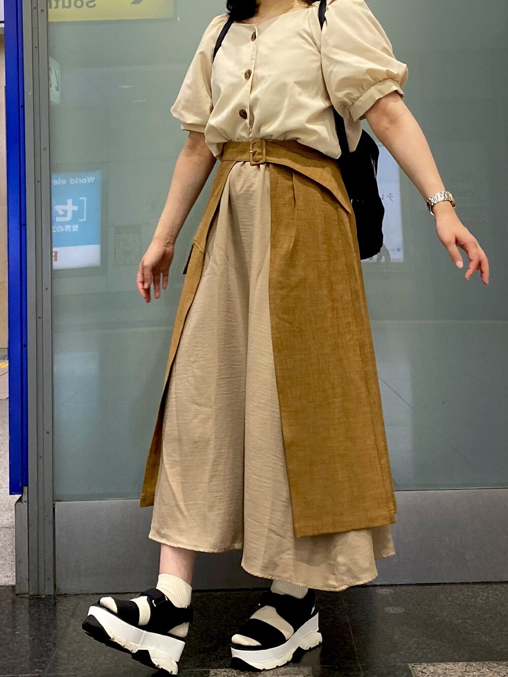 「シンプルコーデ、秋のコーデ、リュック、サンダルに靴下、カジュアルコーデ、ブラウス、ベージュ、ロングスカート、おしゃれさんと繋がりたい、秋カラー」｜「INGNIの麻調スクエアネック／ブラウス（シャツ/ブラウス、ベージュ系）」を使った、ぴょこさん（レディース・155cm）の秋コーディネートの1枚目の写真