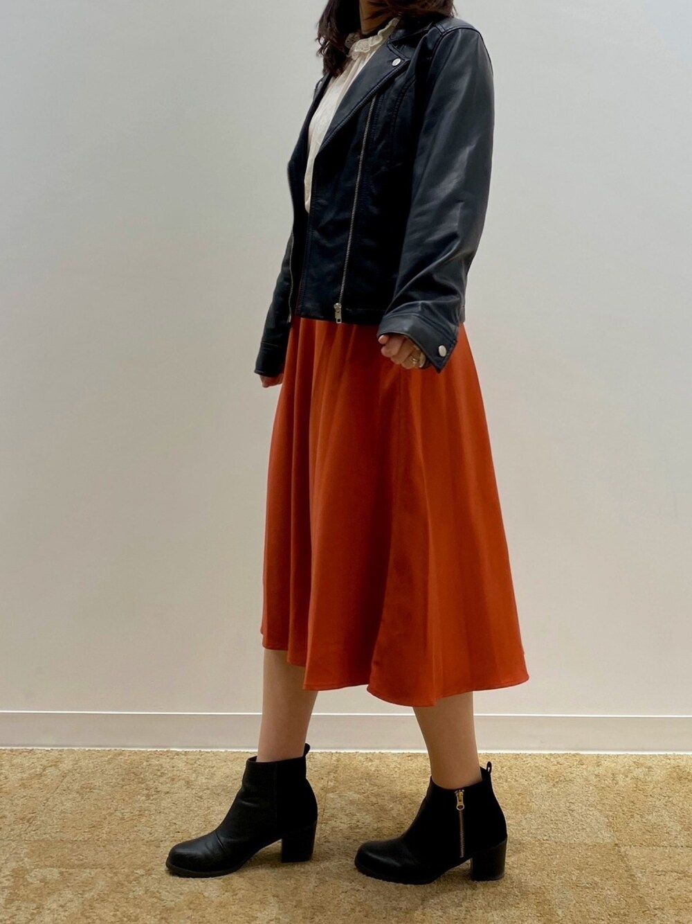 「wearhalloween2020、オトナカジュアル、おしゃれさんと繋がりたい、プチプラコーデ、ライダース、秋冬コーデ、ロペピクニック、スカート、ブーツ、オレンジ」｜「frames RAY CASSINのベーシックライダース（ライダースジャケット、ブラック系）」を使った、ぴょこさん（レディース・155cm）の秋コーディネートの1枚目の写真