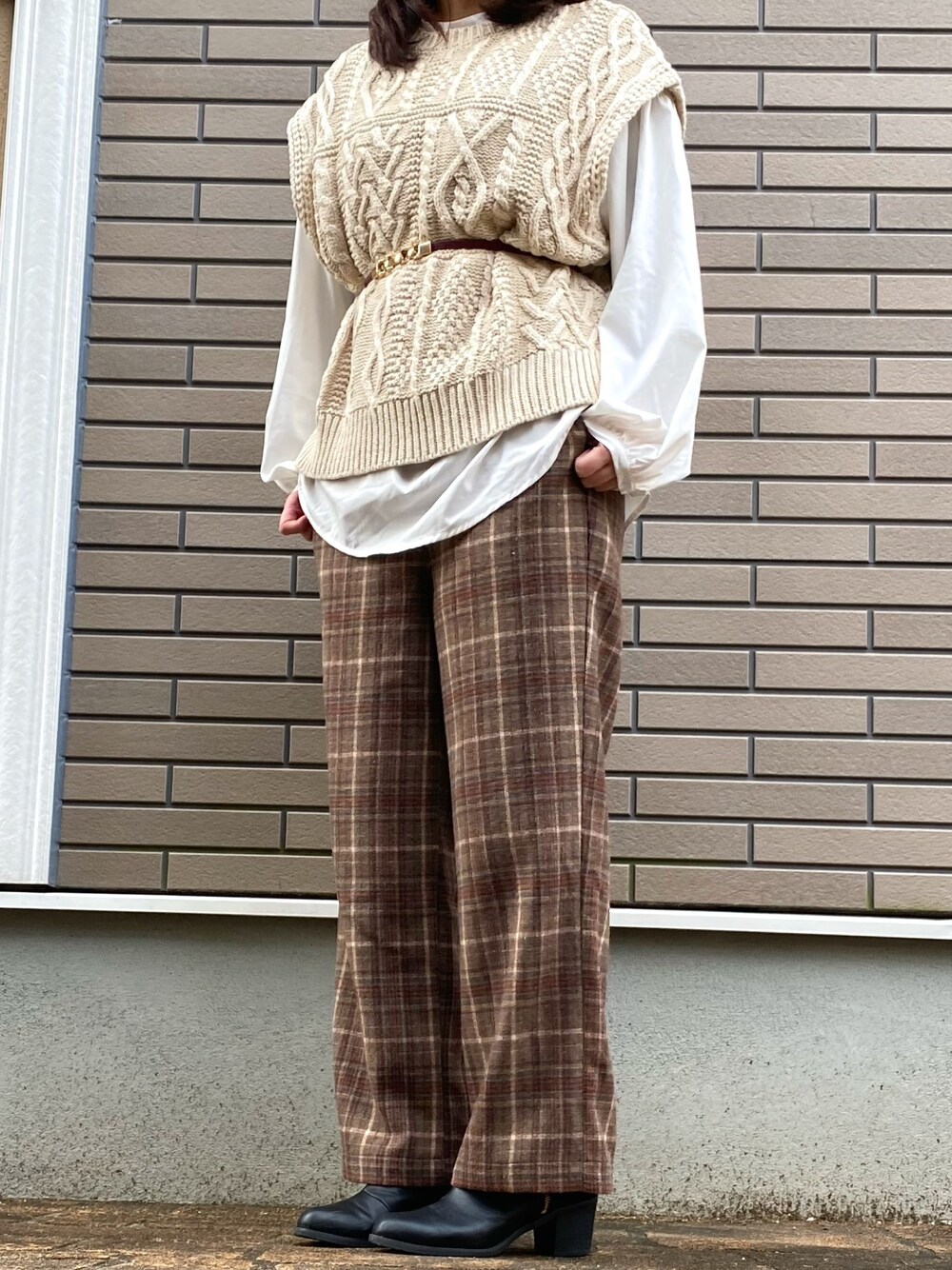 「ニットベスト、秋コーデ、休日スタイル、チェックパンツ、terawearemu、おしゃれさんと繋がりたい、カジュアルコーデ、パンツスタイル、ニット、大人コーデ」｜「archivesのパッチワークケーブルニットベスト（ニット/セーター、ベージュ系）」を使った、ぴょこさん（レディース・155cm）の秋コーディネートの1枚目の写真