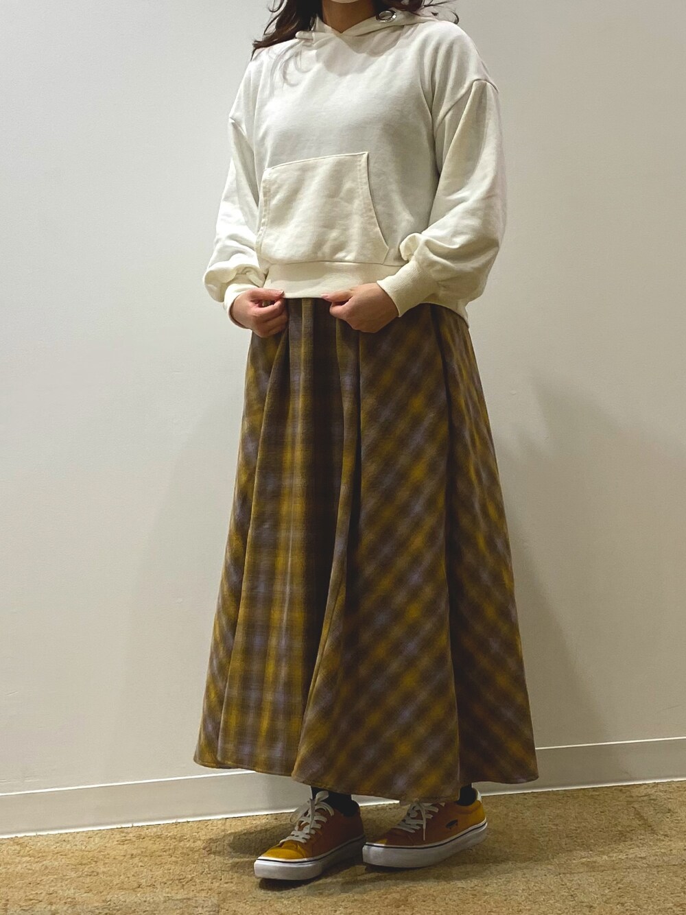 「しまむら、terawearemu、シンプル、おしゃれさんと繋がりたい、スニーカー、チェックスカート、フーディー、プチプラ、ロングスカート、チェック」｜「one after another NICE CLAUPのアイテム（パーカー、ホワイト系）」を使った、ぴょこさん（レディース・155cm）の秋コーディネートの1枚目の写真