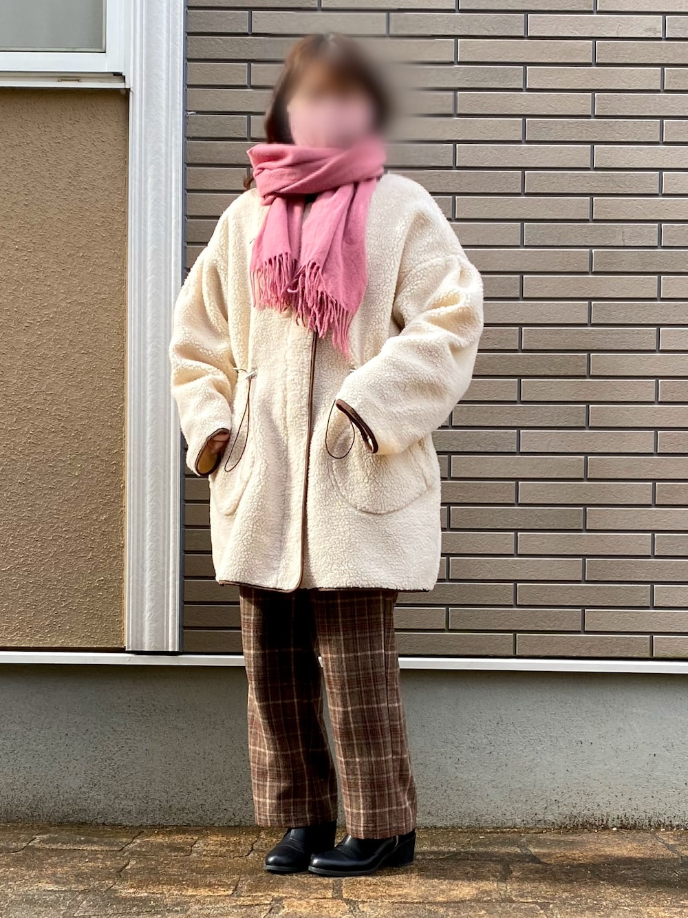 「冬コーデ、もこもこ、パンツスタイル、モコモコアウター、カジュアルコーデ、ボリューム袖、休日コーデ、マフラー、チェックパンツ、低身長」｜「archivesのパイピングボアコート（その他アウター、ホワイト系）」を使った、ぴょこさん（レディース・155cm）の冬コーディネートの1枚目の写真