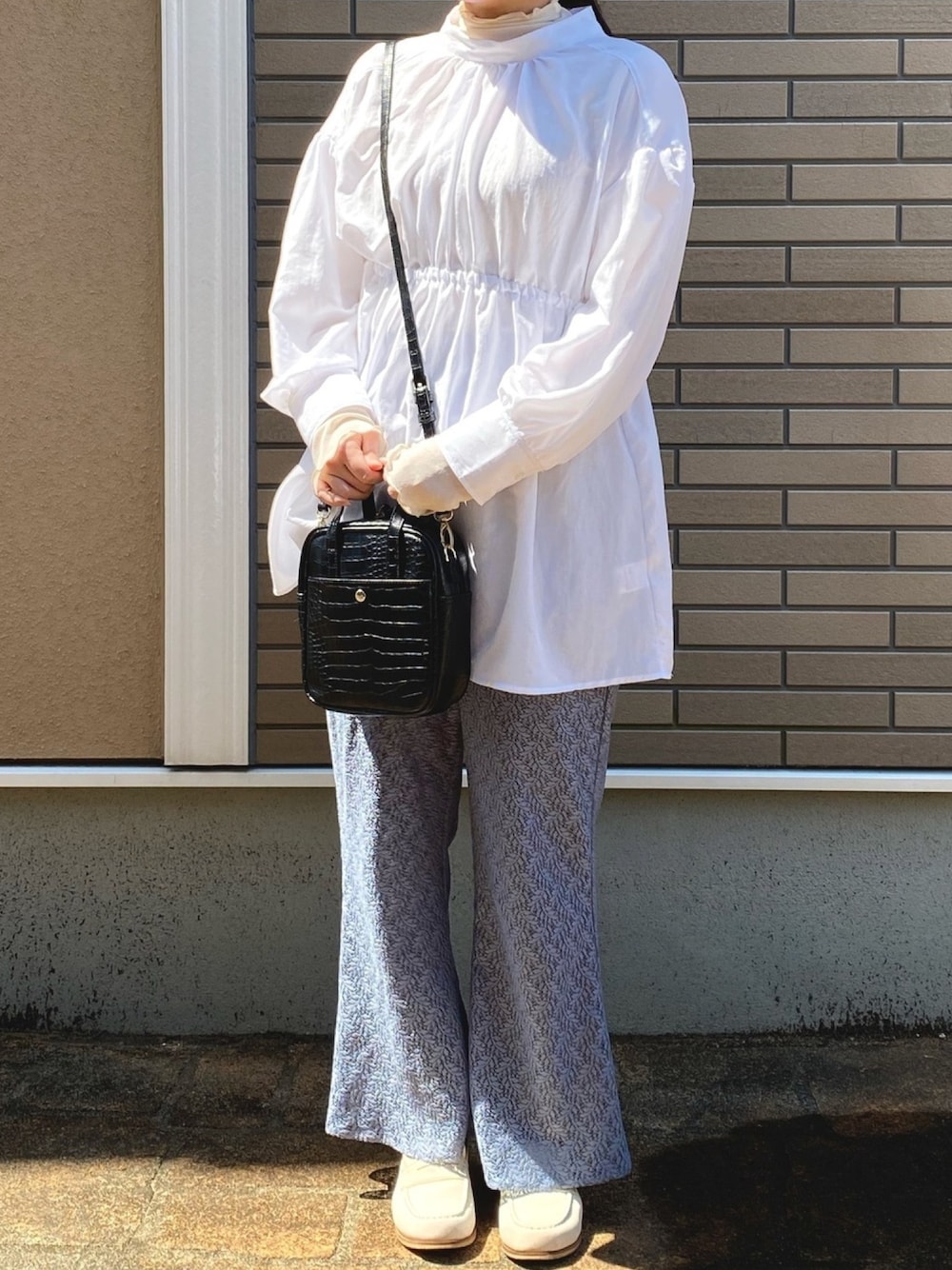 「オトナ女子、休日スタイル、シンプルコーデ、きれいめカジュアル、しまむら、えだコーデしまむら、terawearemu、フレアパンツ、ローファー、ゆるコーデ」｜「Birthday roomのシースルーハイネックインナーカットソー（Tシャツ/カットソー、ホワイト系）」を使った、ぴょこさん（レディース・155cm）の春コーディネートの1枚目の写真