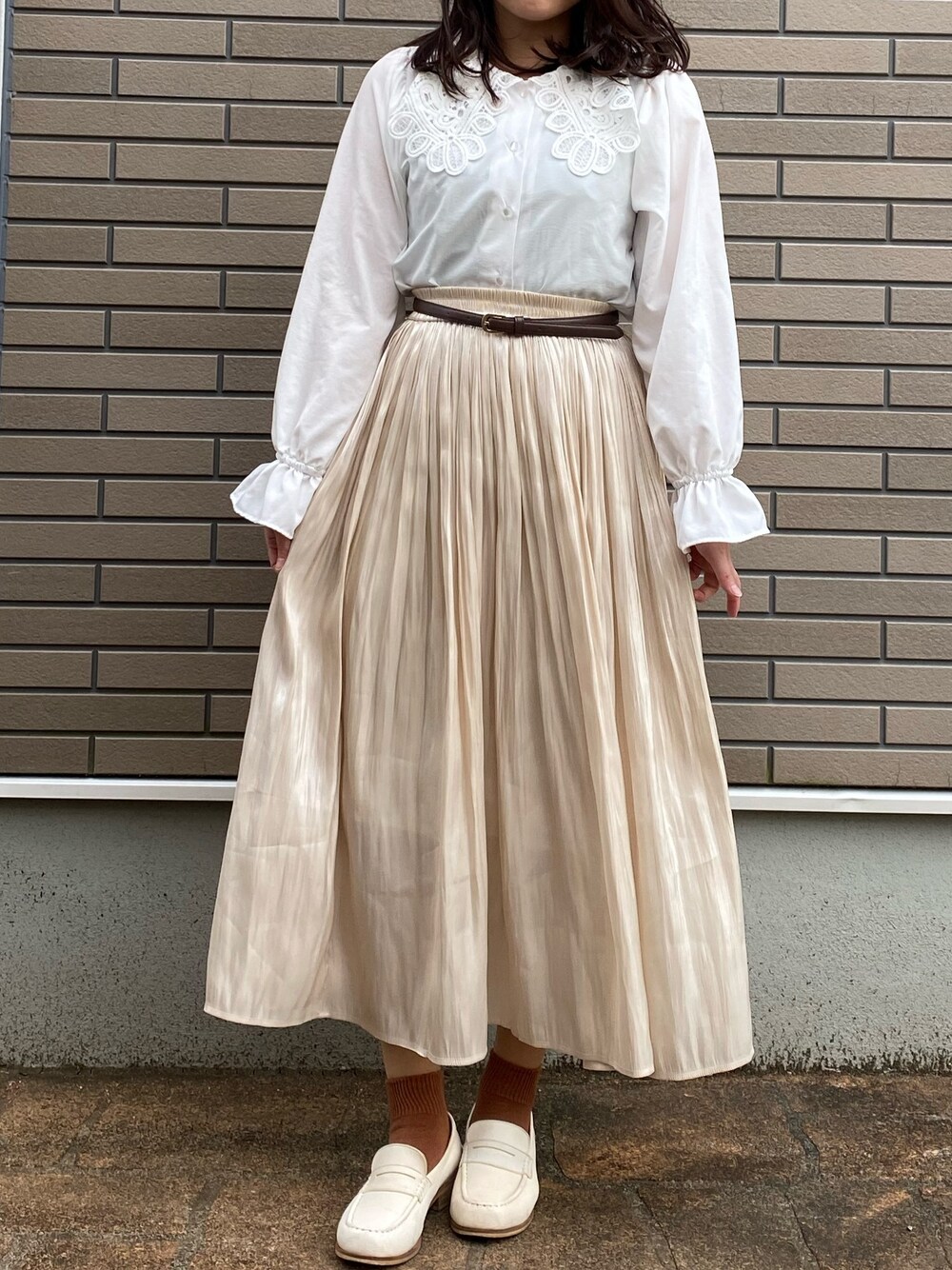 「ホワイト、ホワイトコーデ、ブラウン、ローファー、ViS、フリルブラウス、プリーツスカート、シンプル、春、休日スタイル」｜「しまむらのアイテム（シャツ/ブラウス、ホワイト系）」を使った、ぴょこさん（レディース・155cm）の春コーディネートの1枚目の写真