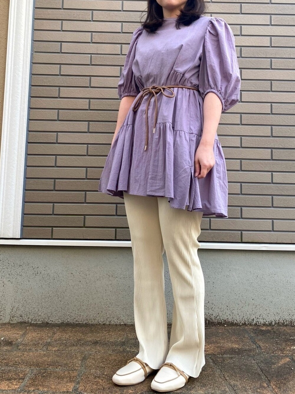 「春コーデ、ローリーズファーム(LOWRYS FARM)、フレアパンツ、パンツコーデ、ティアードブラウス、snidel、terawearemu、休日スタイル、お洒落さんとつながりたい、LOWRYS FARM」｜「LOWRYS FARMのティアードチュニック６Ｓ　946836（シャツ/ブラウス、パープル系）」を使った、ぴょこさん（レディース・155cm）の春コーディネートの1枚目の写真