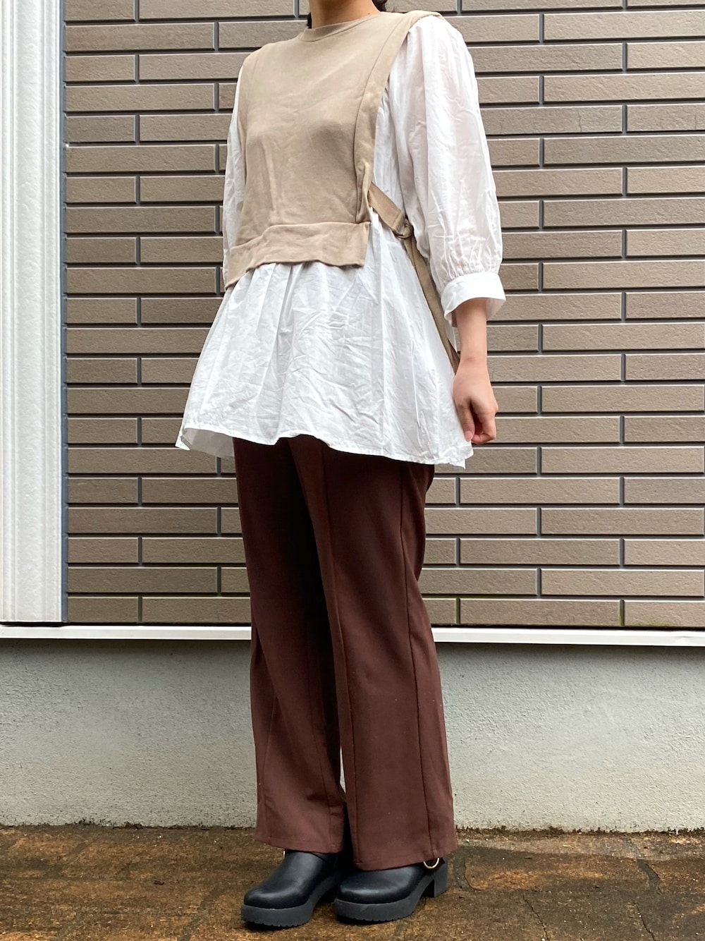 「シンプルコーデ、休日スタイル、大人カジュアル、ブラウン、雨の日コーデ、フレアパンツ、おしゃれさんと繋がりたい、ゆるコーデ、ビスチェ、しまむら」｜「w closetのベスト風スウェットドッキングプルオーバー（Tシャツ/カットソー、ベージュ系）」を使った、ぴょこさん（レディース・155cm）の春コーディネートの1枚目の写真