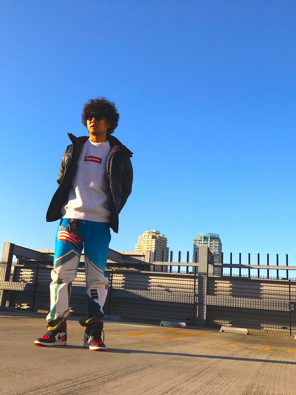 「秋コーデ、秋のコーデ、ビッグシルエット、オーバーサイズ、おしゃれさんと繋がりたい、モード、スニーカー、ストリート」｜「Supreme のアイテム（スウェット、グレー系）」を使った、yyyさん（メンズ・178cm）の夏コーディネートの1枚目の写真