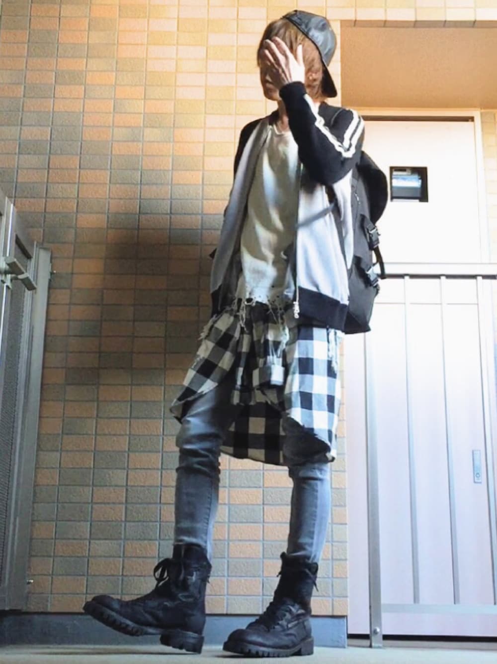 「オトナカジュアル、streetstyle、シャツスタイル、デニム、腰巻きスタイル、キャップ、さわやか、spring、ブーツ、ブーツイン」｜「Marc by Marc JacobsのLEATHER CAP（キャップ、ブラック系）」を使った、ムラジュンさん（メンズ・172cm）の春コーディネートの1枚目の写真