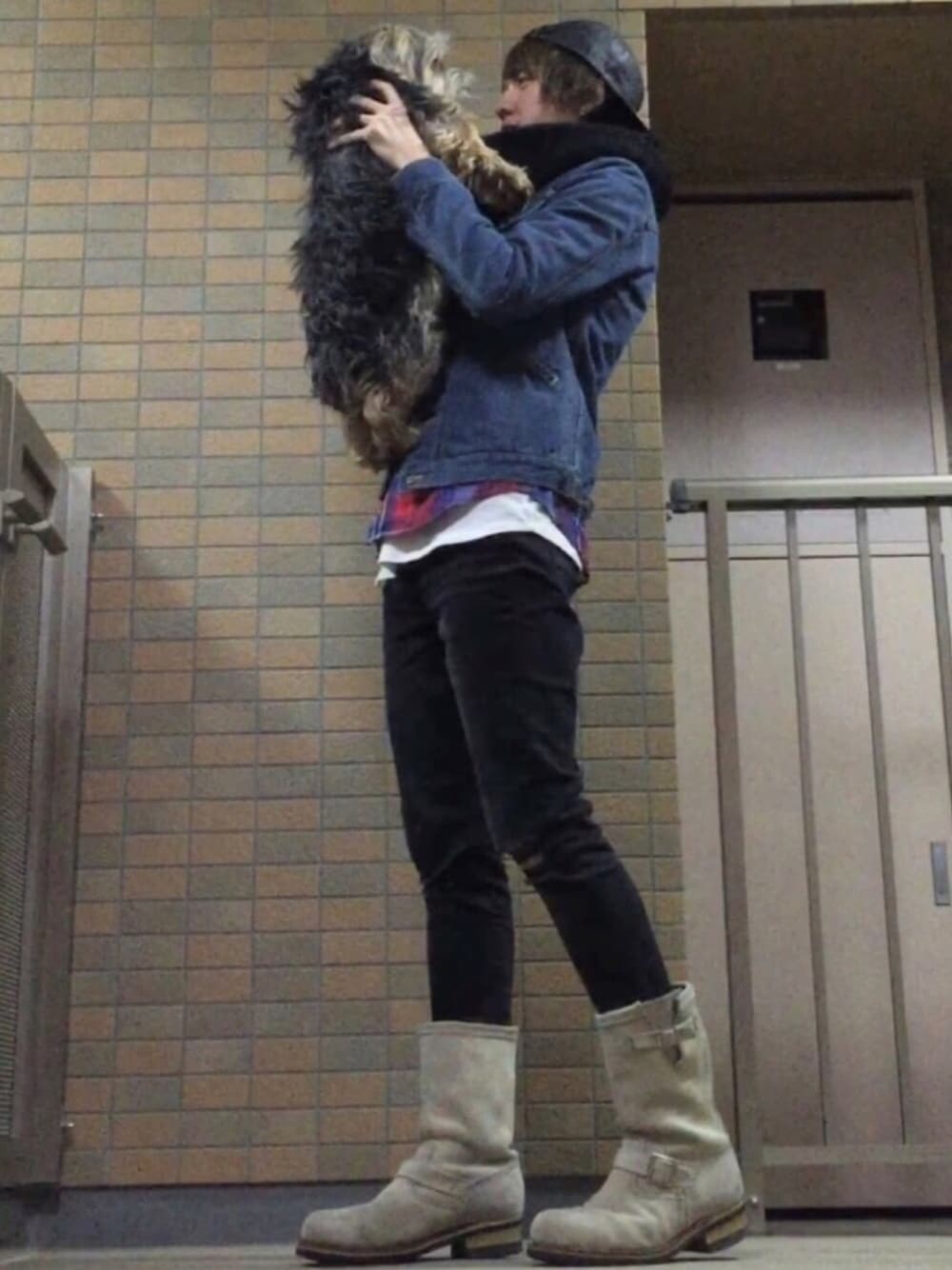 ブルー系のブルゾン、レッド系のシャツ/ブラウス、ホワイト系のTシャツ/カットソーを着用したメンズの春コーディネートの1枚目の写真