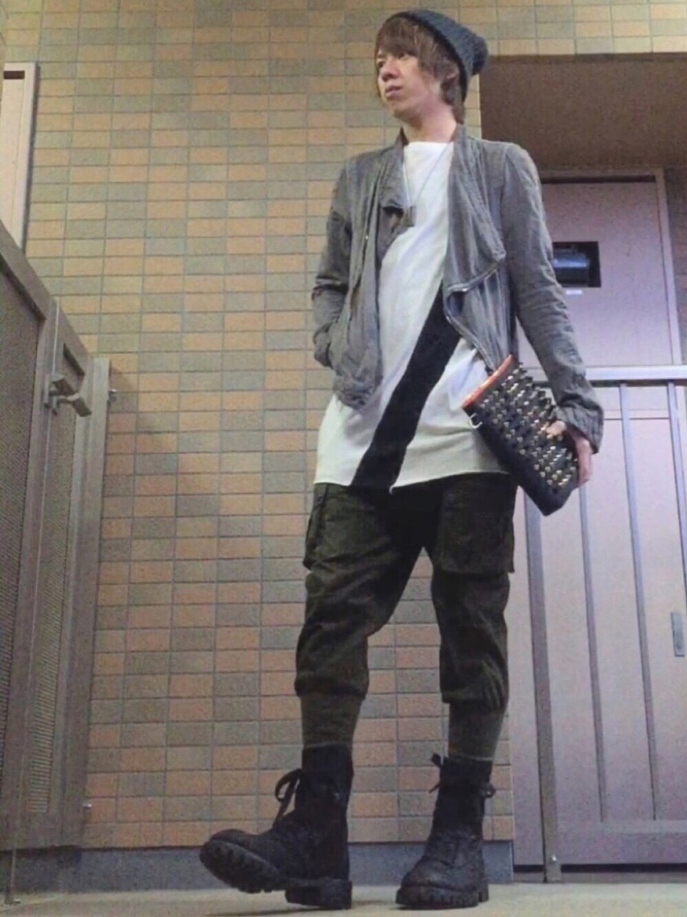 グレー系のジャケット/アウター、ホワイト系のTシャツ/カットソー、ブラック系のクラッチバッグを着用したメンズの春コーディネートの1枚目の写真