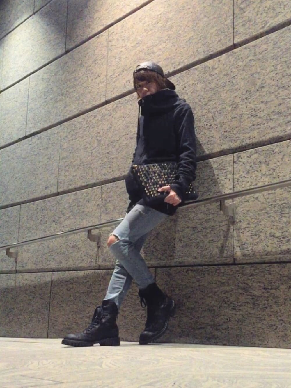 ブラック系のパーカー、ホワイト系のTシャツ/カットソー、ブルー系のデニムパンツを着用したメンズの春コーディネートの1枚目の写真