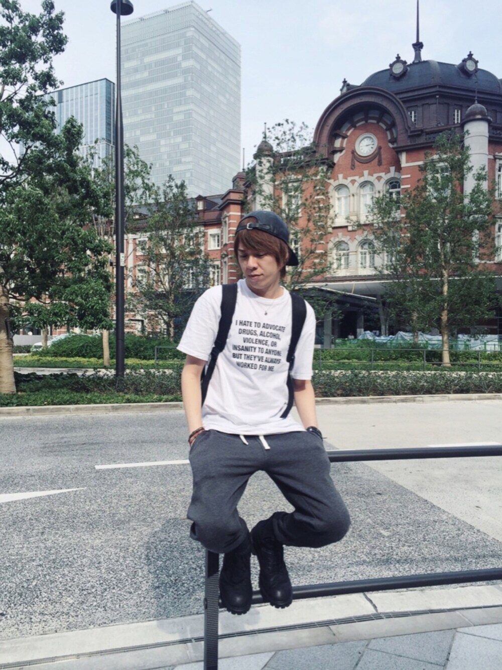 ホワイト系のTシャツ/カットソー、ブラック系のバックパック/リュック、グレー系のパンツを着用したメンズの秋コーディネートの1枚目の写真
