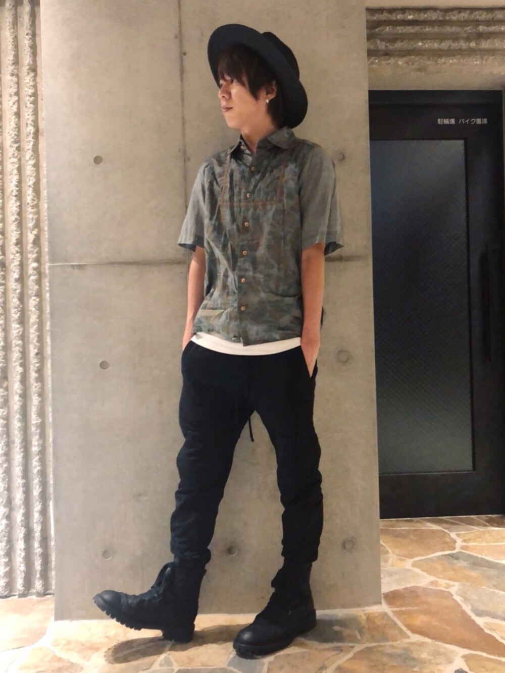 グリーン系のシャツ/ブラウス、ブラック系のタンクトップ、ブラック系のパンツを着用したメンズの春コーディネートの1枚目の写真